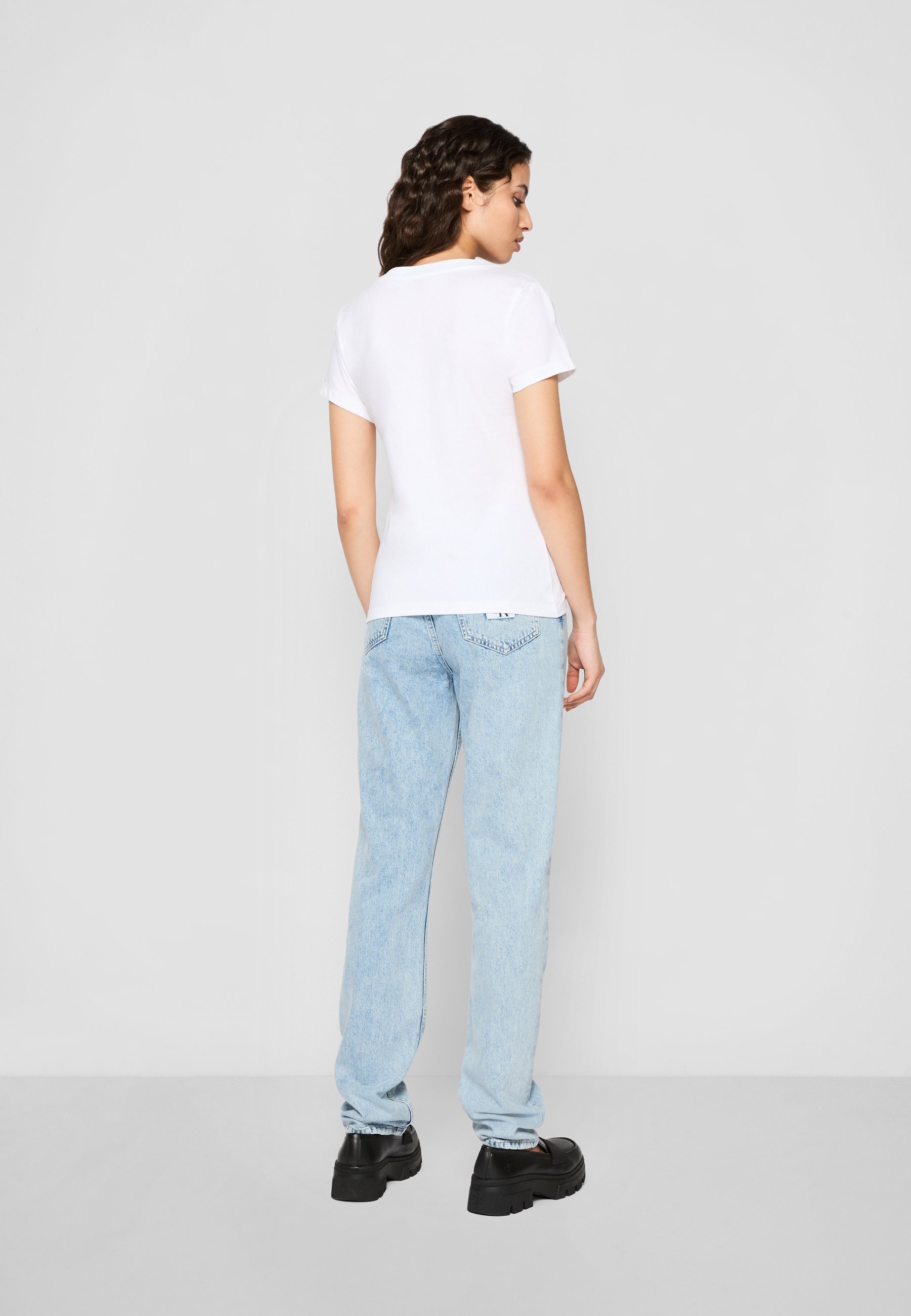 Calvin Klein Jeans geborduurde V-hals T-shirt - Basic T-shirt - helder wit