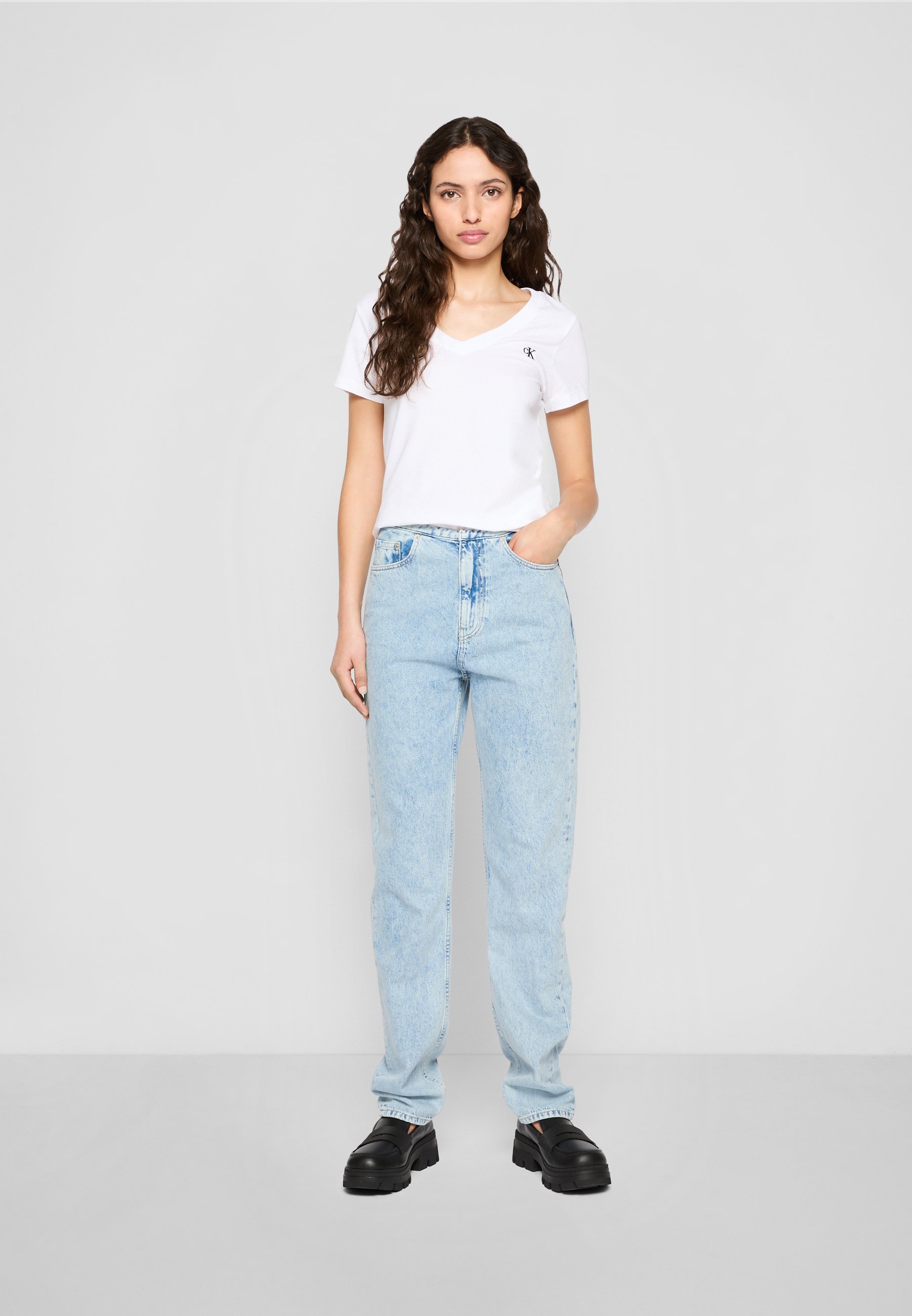 Calvin Klein Jeans T-Shirt mit V-Ausschnitt und Stickerei – Basic-Shirt – strahlend weiß