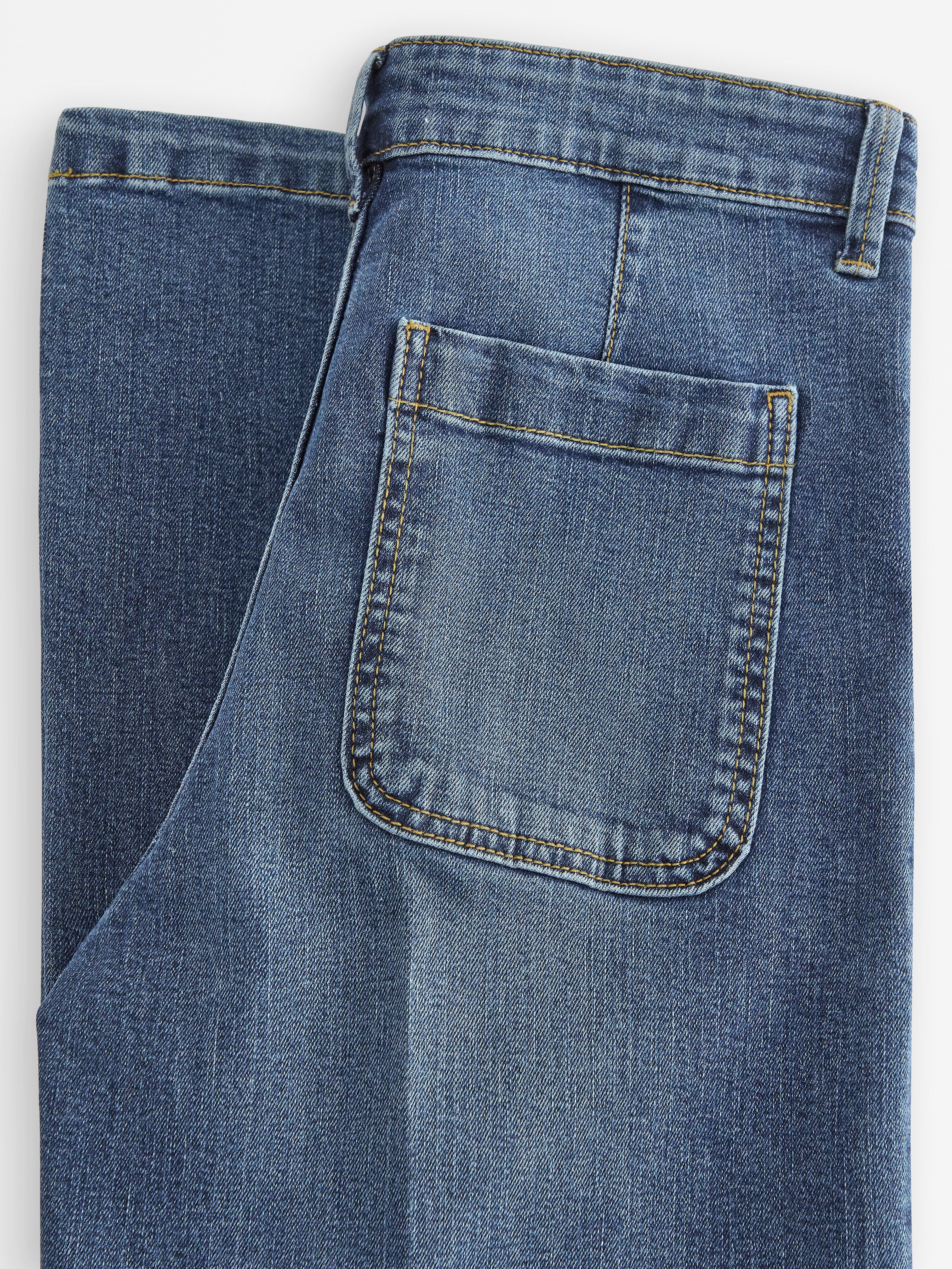 Vaqueros elásticos de pierna ancha, denim medio.
