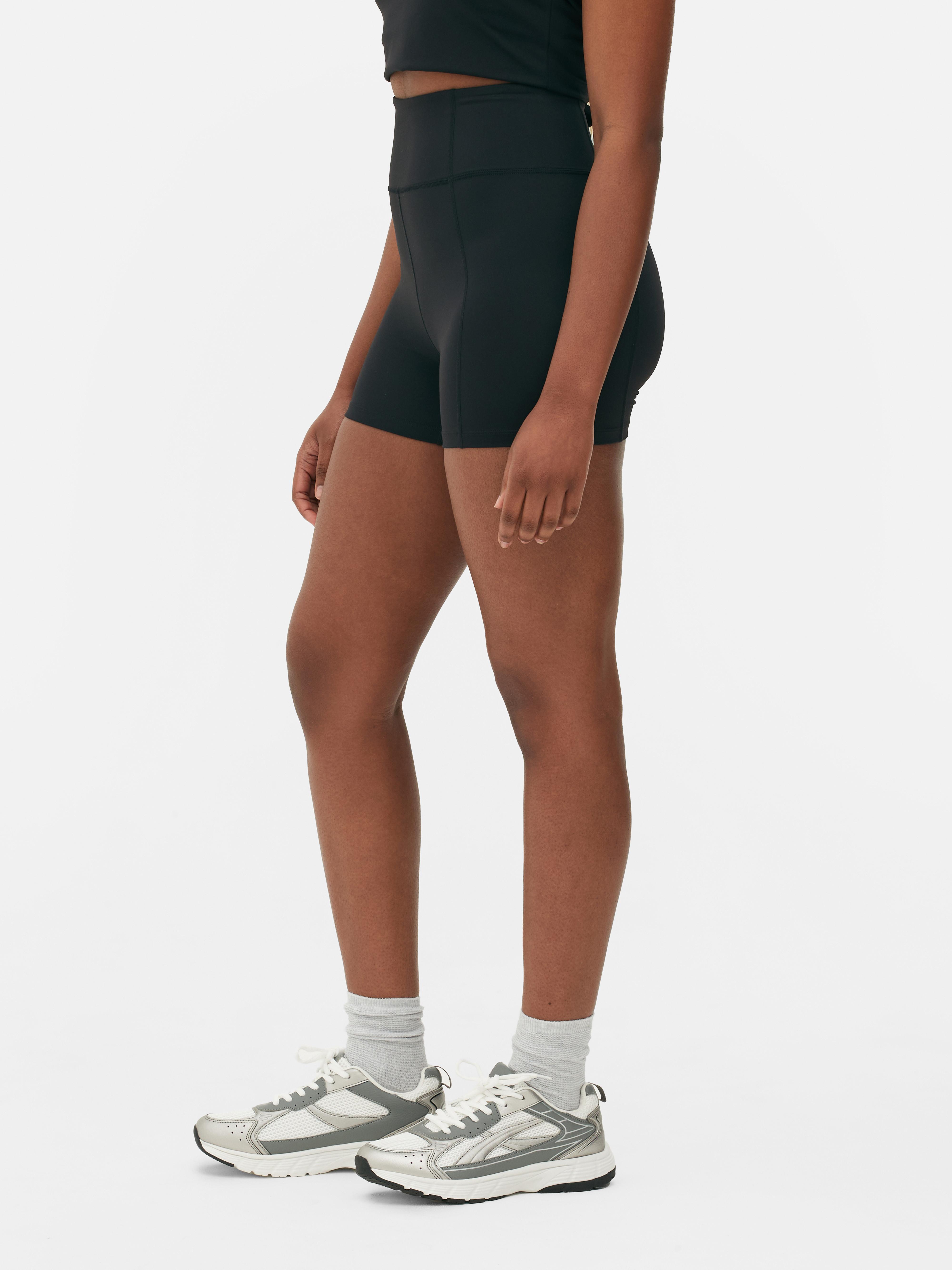 Pantaloni scurți de yoga moi, cu talie înaltă. Acești pantaloni scurți cu talie înaltă sunt perfecți pentru cursurile de yoga și pentru ținute atletice.