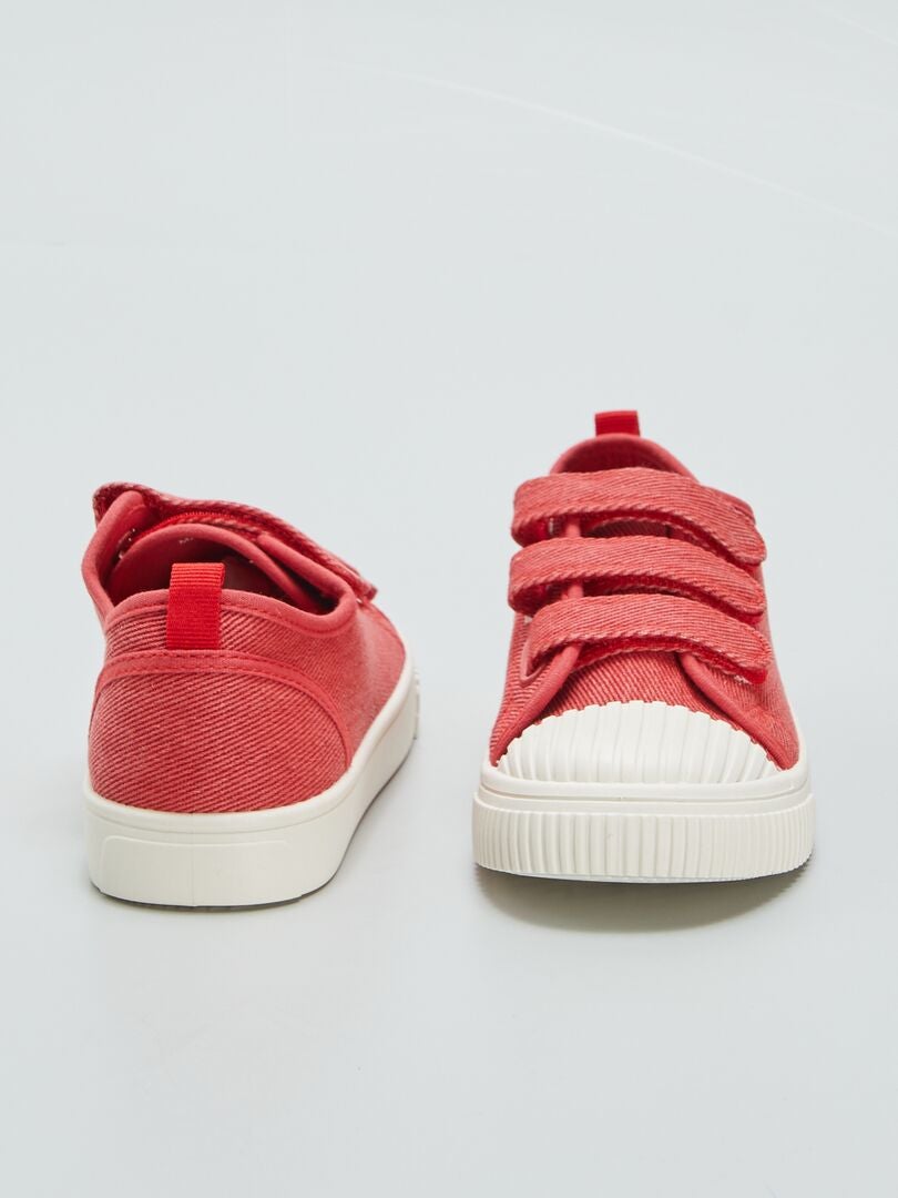 Tênis de cano baixo em lona jeans com rasgos - VERMELHO