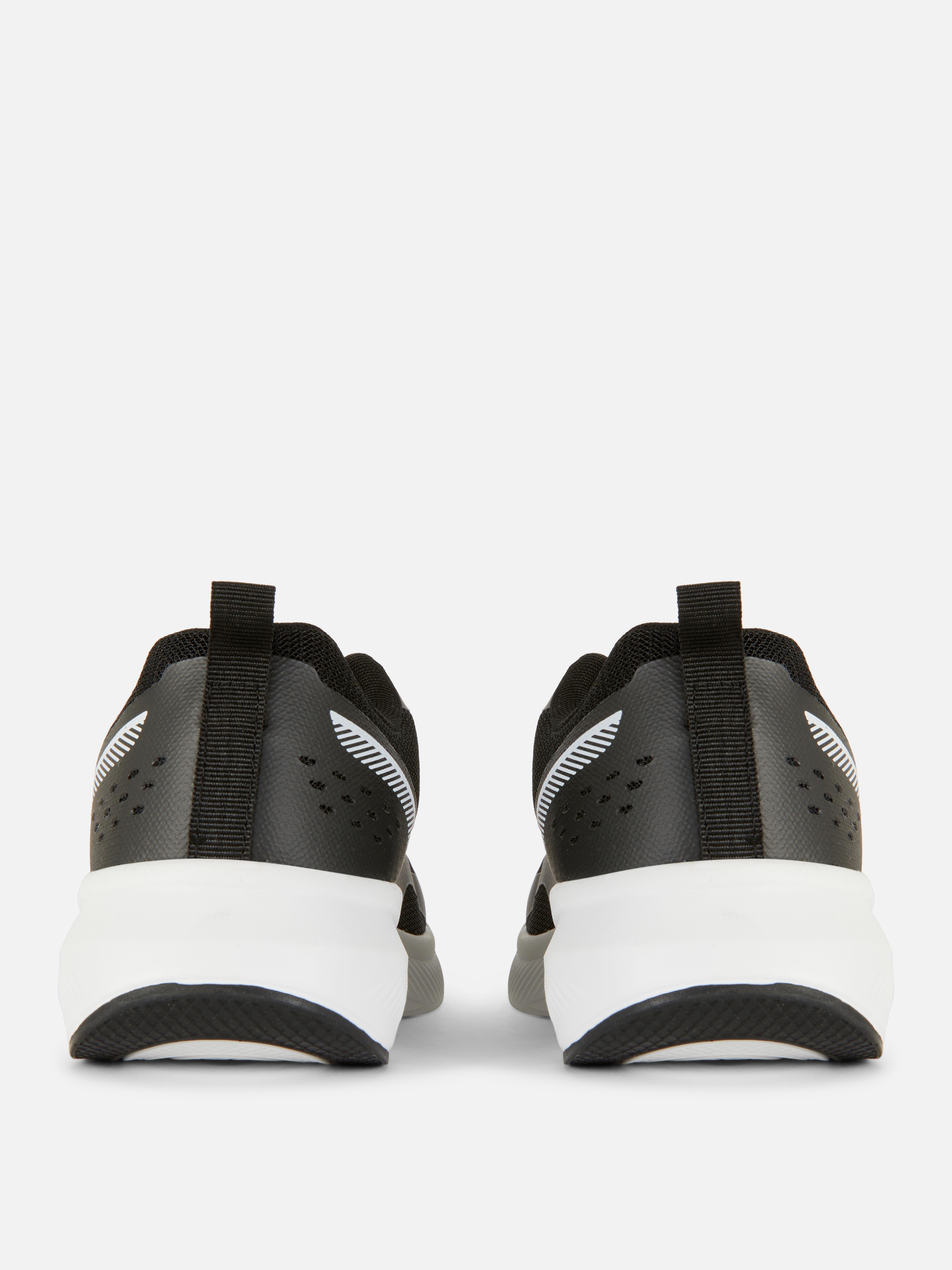 Sportliche Sneaker mit Schnürsenkeln und einer stromlinienförmigen Silhouette