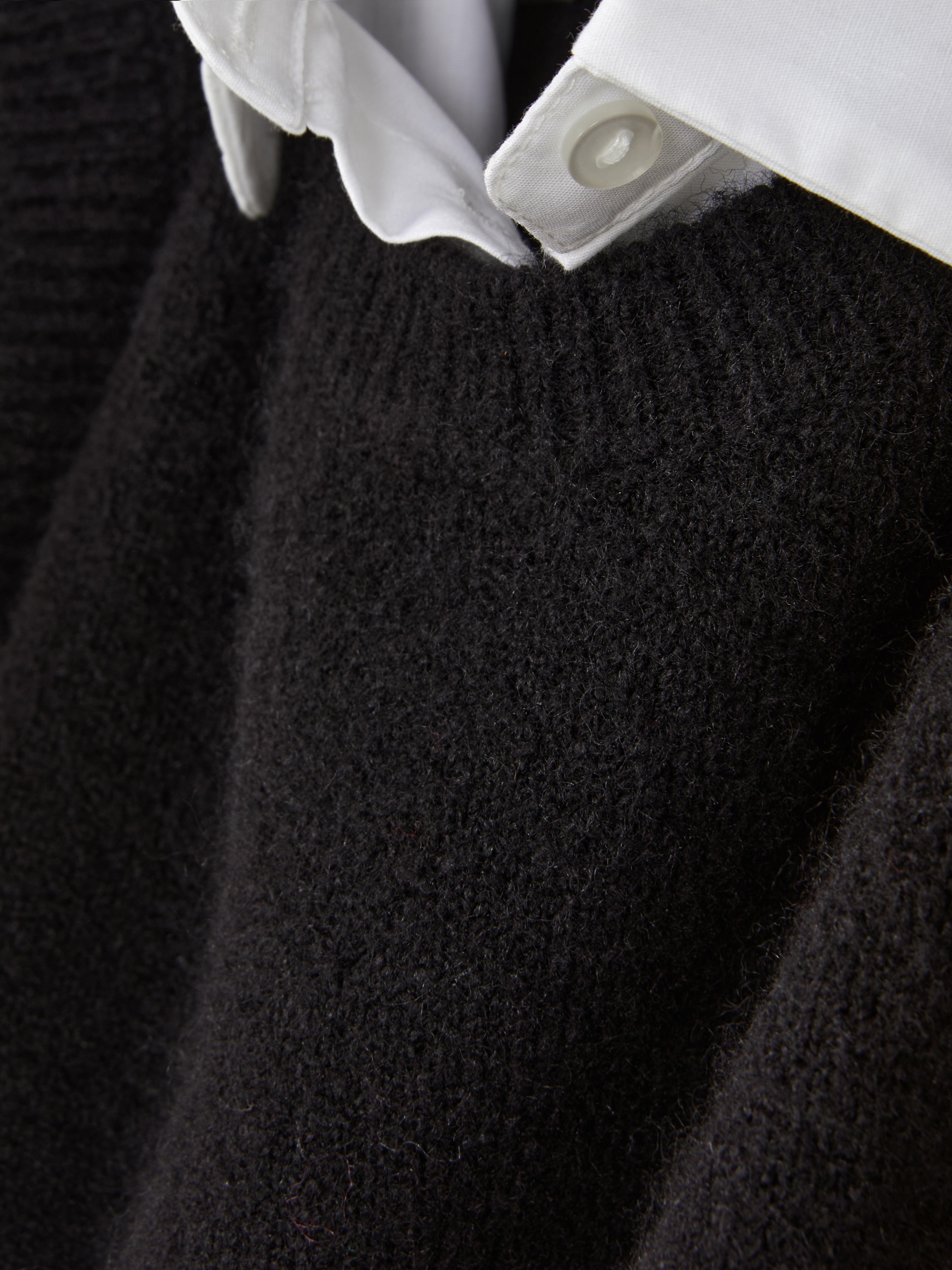 Camicia e gilet 2 in 1. Un gilet in maglia e una camicia con colletto e maniche lunghe con polsini.