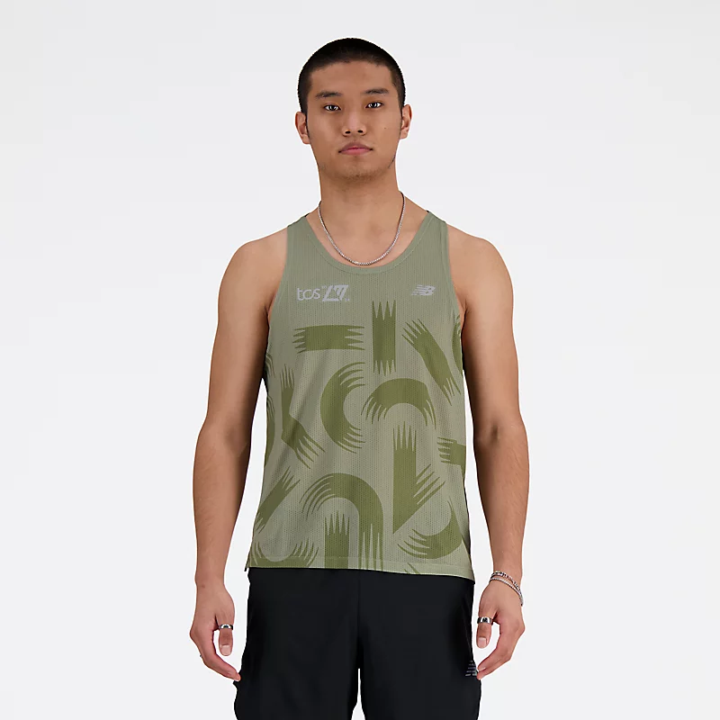 Męski, drukowany, sportowy podkoszulek NB Athletics Run z kolekcji London Edition – CIEMNY OLIVINE