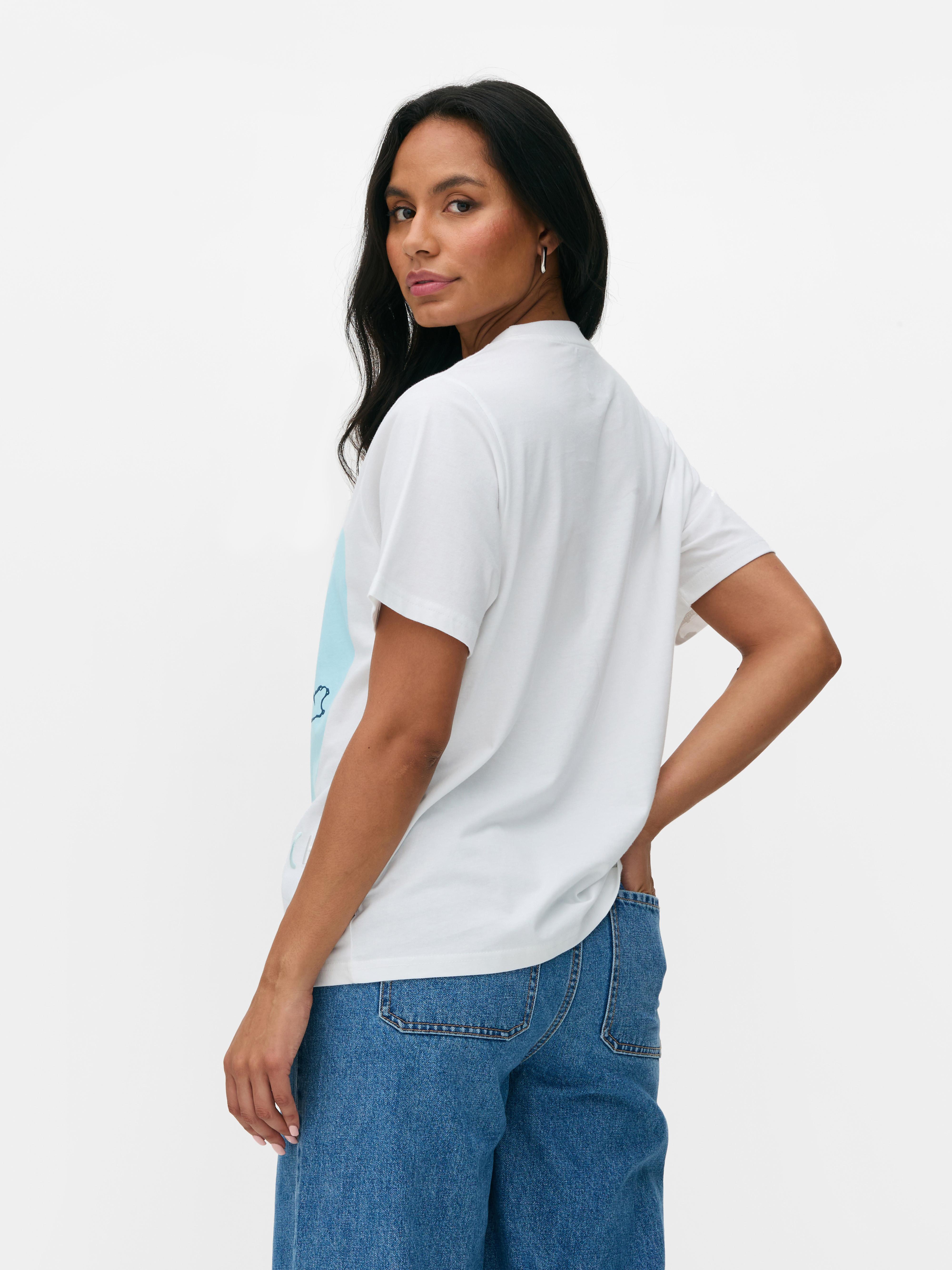 Tricou cu broderie Disney Stitch Un tricou cu imprimeu Stitch și text brodat colorat