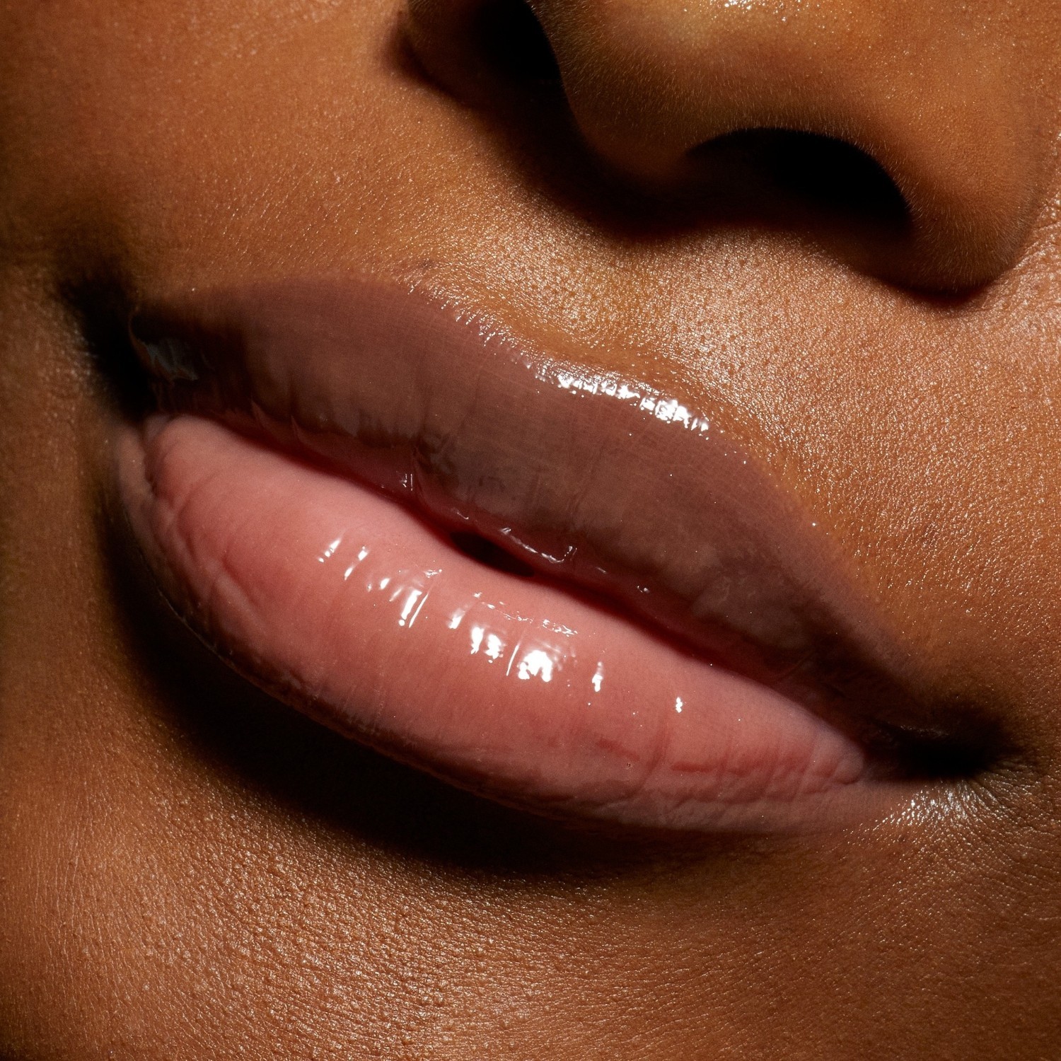 Kylie Cosmetics lūpu spīdums „Supple Kiss Lip Glaze“ – Nude Kiss, 3 ml