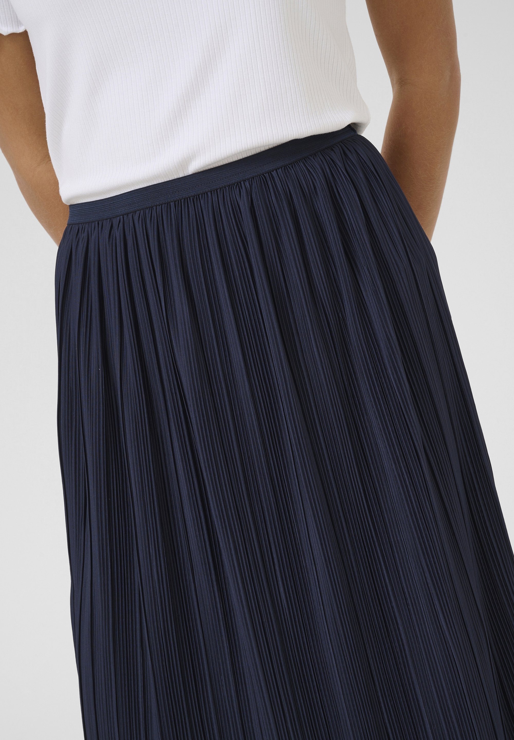 Crèmekleurige A-lijn rok - marineblauwe blazer
