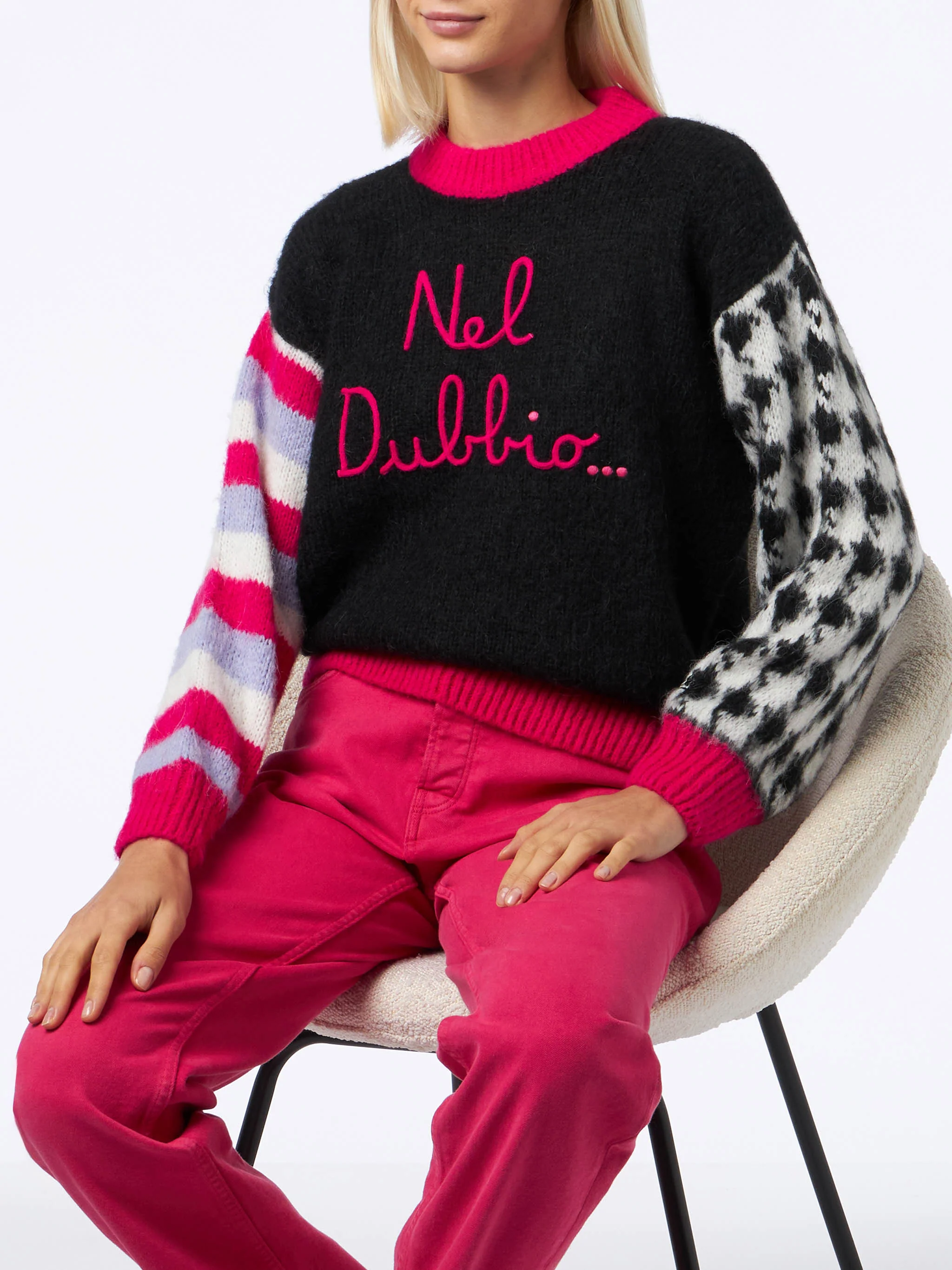 Maglione morbido da donna dalla forma squadrata con ricamo Nel dubbio.