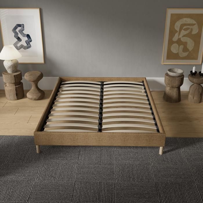 Bed met lattenbodem 140 x 200 cm - Bruine stoffen bekleding - Stabiel en stevig - Verstevigende middenpoten