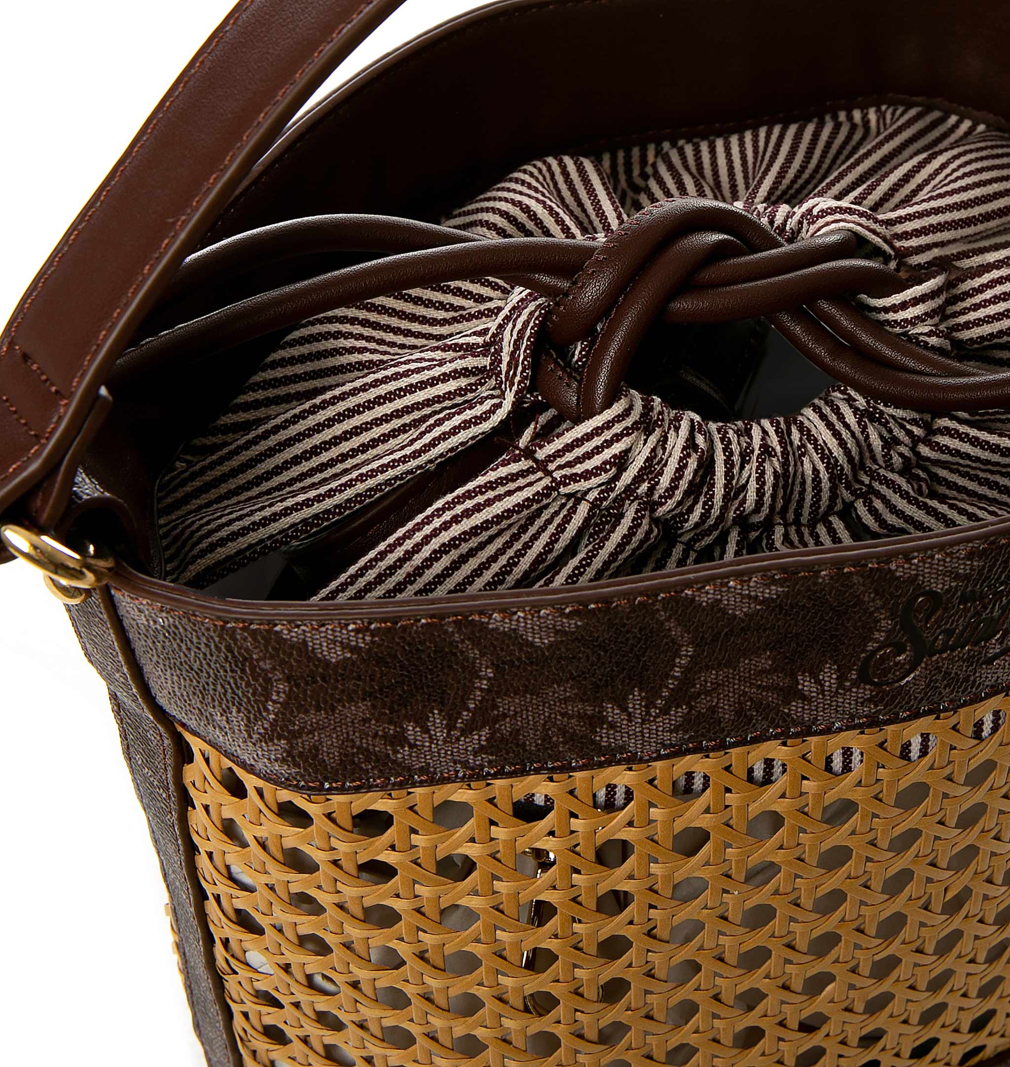 Rieten bucket bag met bruine monogramdetails