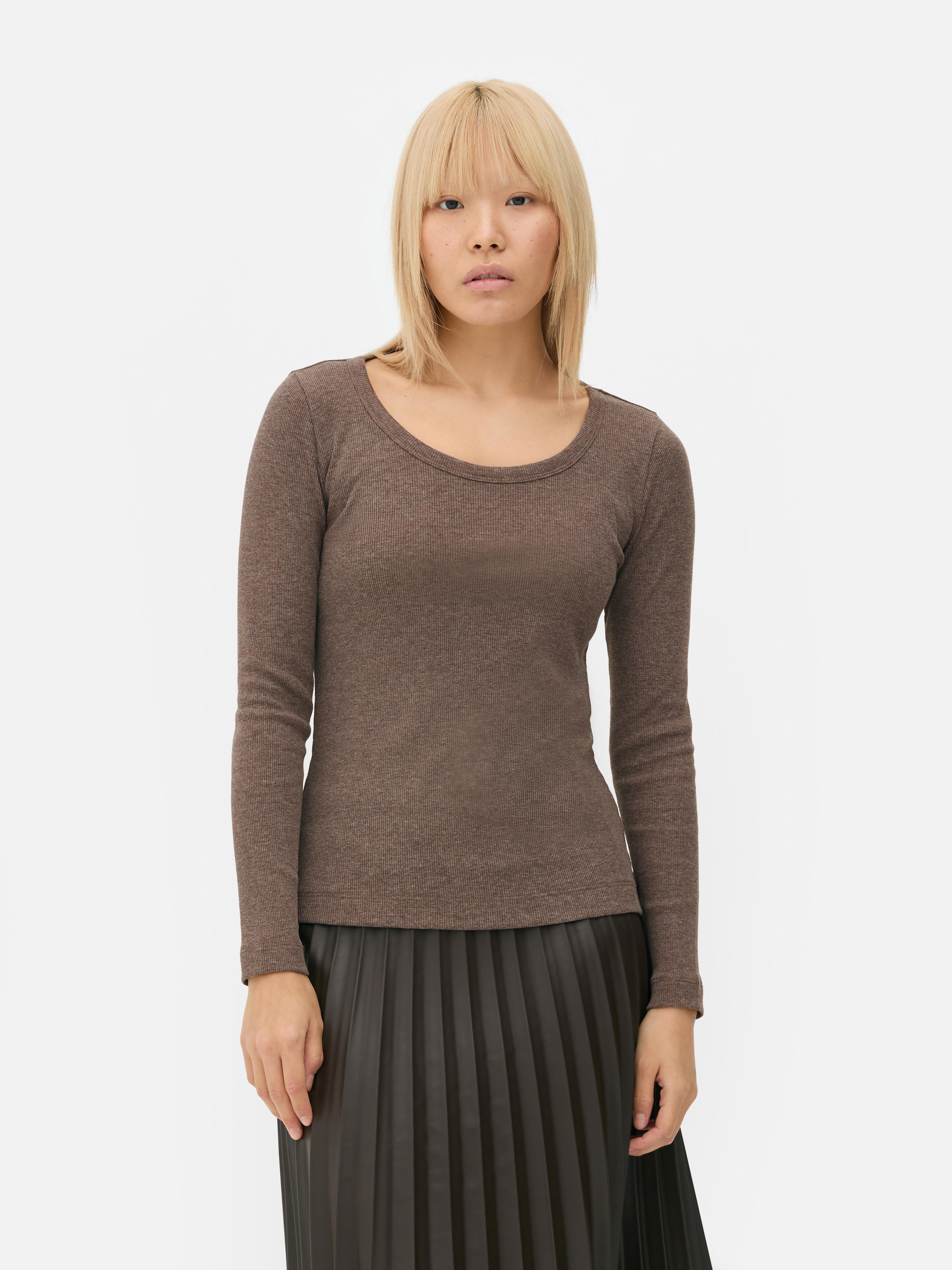 Top cu mânecă lungă și decolteu în U. Acest tricou clasic casual cu mânecă lungă poate fi purtat ca un strat sau individual.