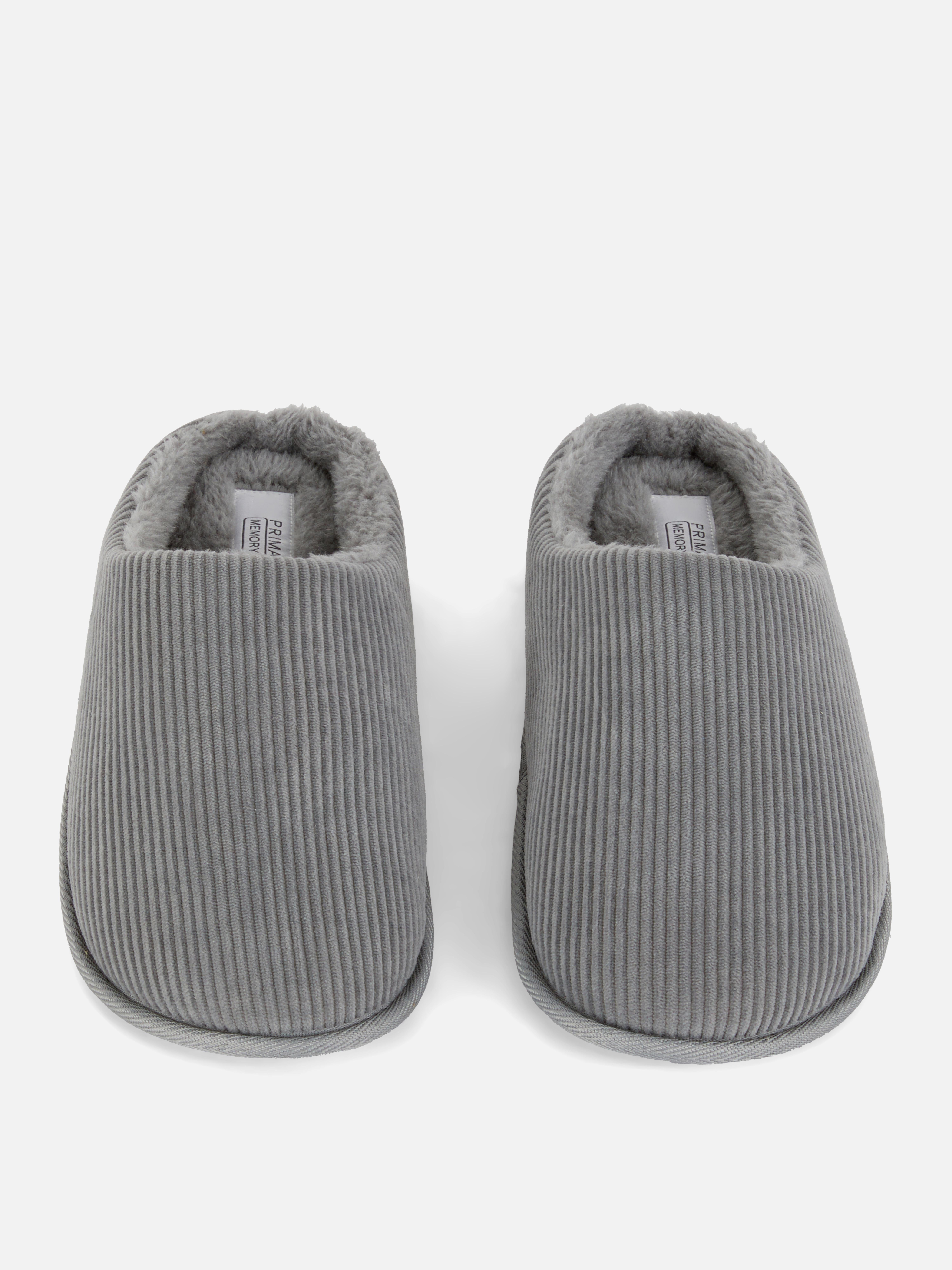 Pantofole in velluto a coste Aggiungi un tocco di eleganza al tuo abbigliamento serale con le nostre pantofole in velluto a coste