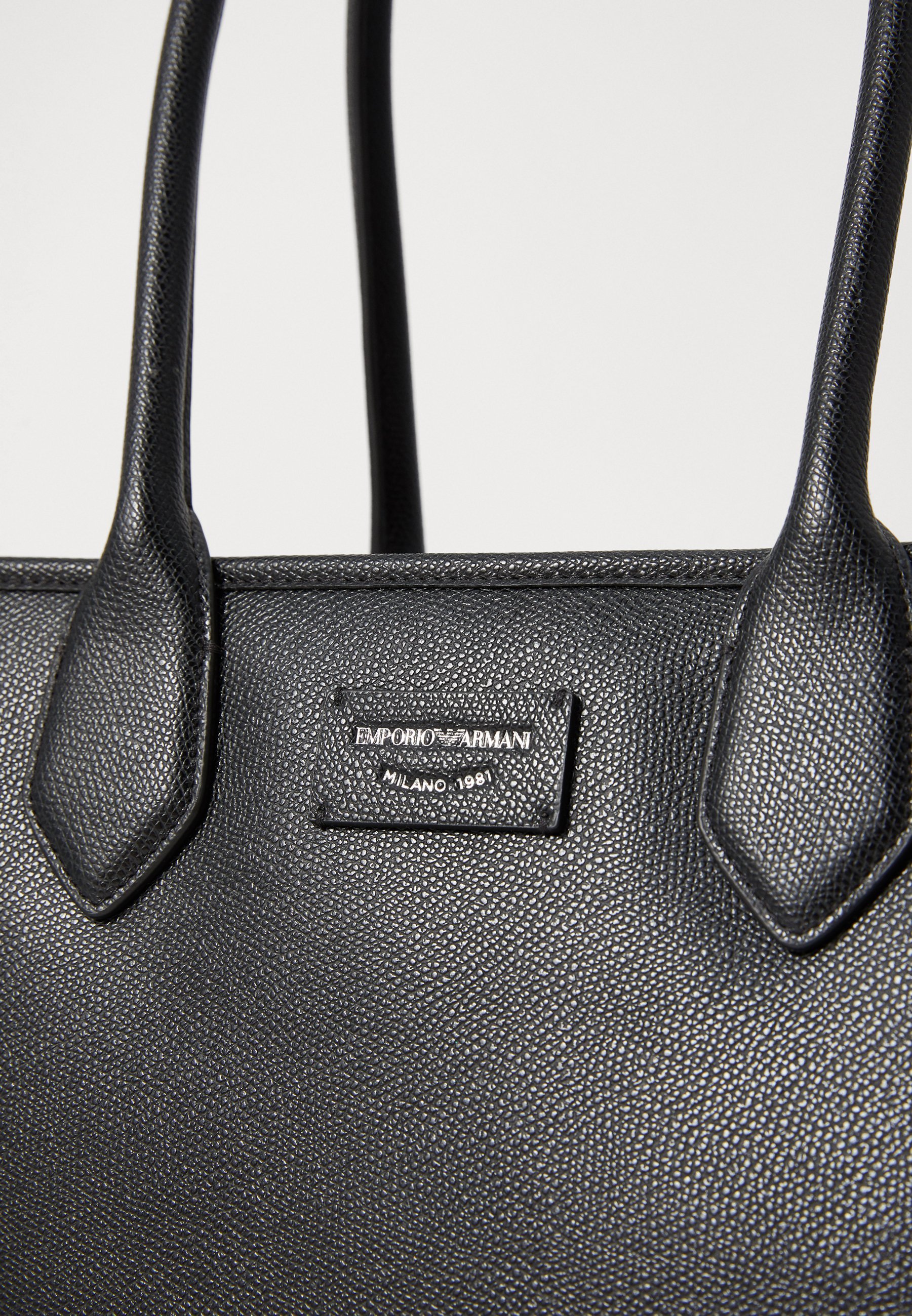 Emporio Armani ODETTE - Sac à main - noir/taupe