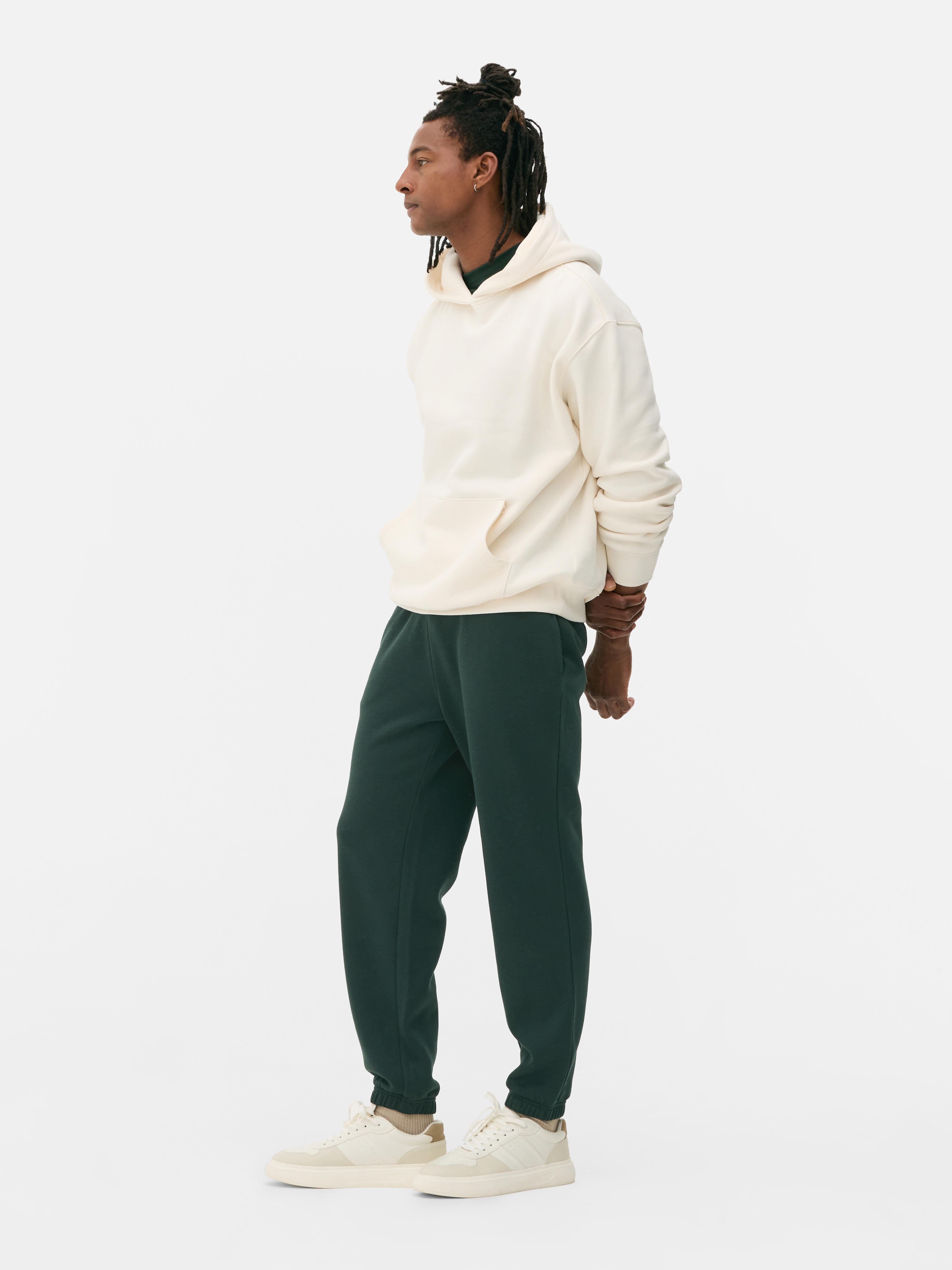Pantaloni de jogging esențiali cu șnur de strângere Acești pantaloni de jogging confortabili cu șnur de strângere și buzunar aplicat la spate sunt casual și potriviți pentru relaxare