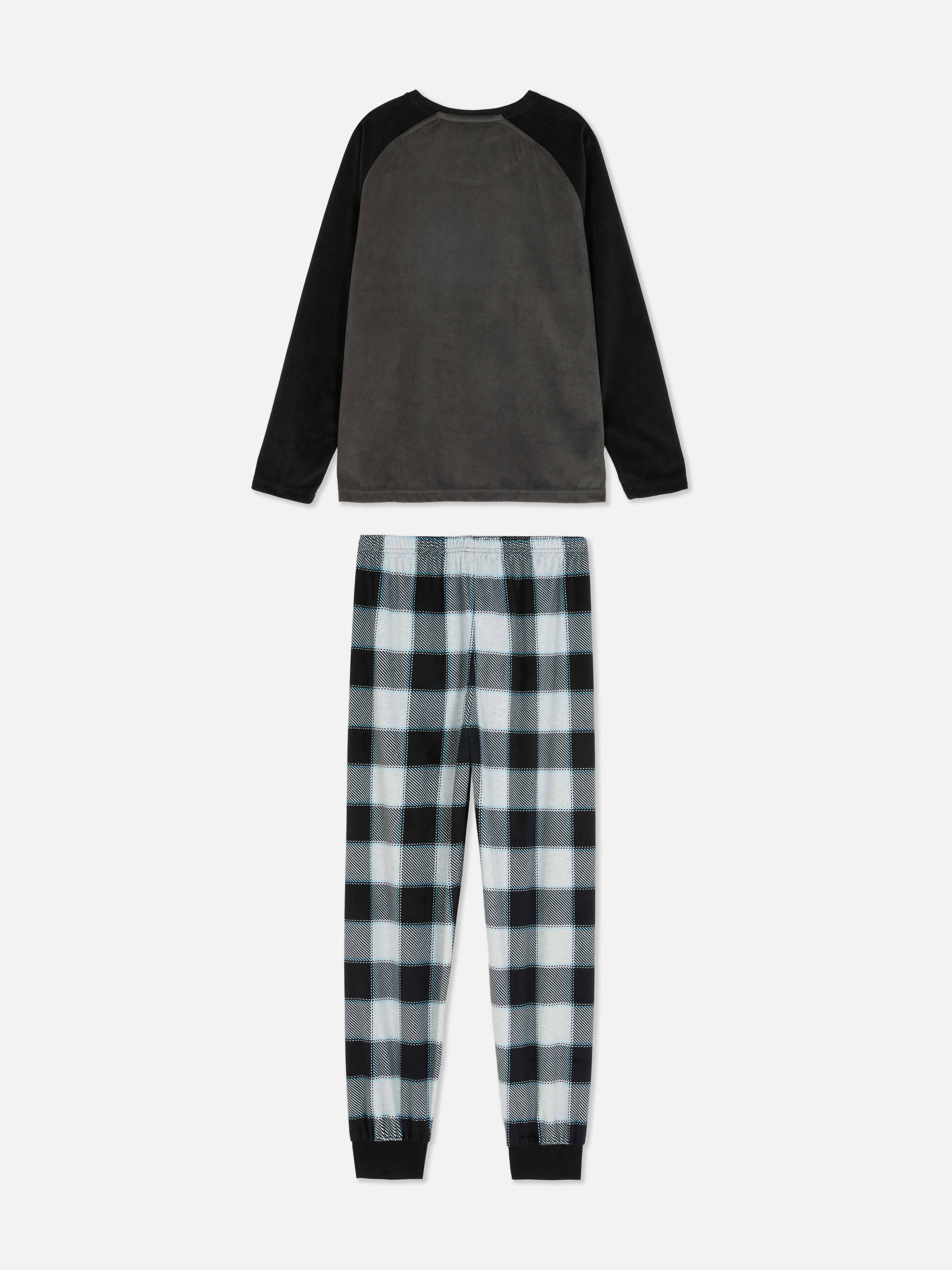 Samtpyjama mit Karomuster. Pyjama mit langärmeligem Oberteil und langer Hose im Karomuster.