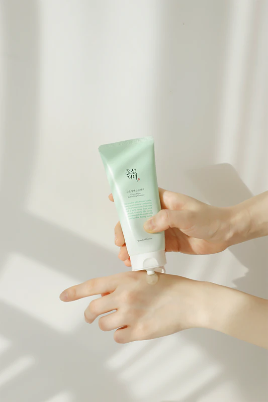 Beauty of Joseon Green Plum Refreshing Cleanser é um creme de limpeza suave com espuma e efeito hidratante.