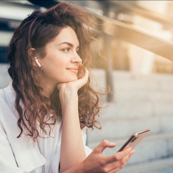 Fülbe helyezhető fejhallgató és Bluetooth hangszóró, fekete