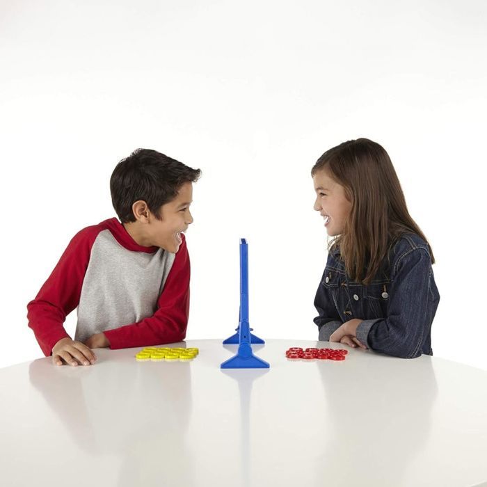 Jeu de société à grille classique, divertissement familial, jeu stratégique pour toutes les générations