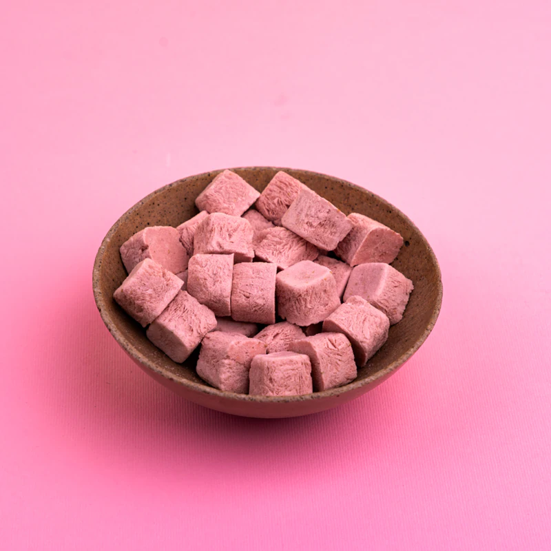 Wir essen gesunde Chips aus gefriergetrockneten Äpfeln und Kirschen mit Kokosmilch (100 g gefriergetrocknete Früchte).