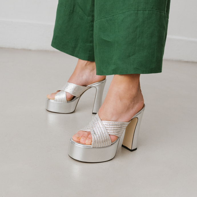 Mules à brides croisées et plateformes  en raphia métallisé argent
