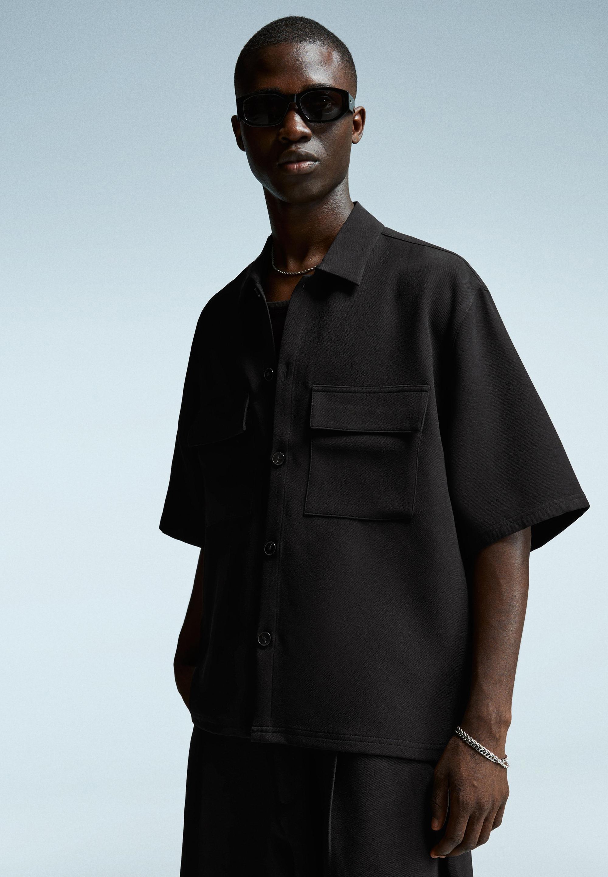 Bershka overhemd met korte mouwen en getailleerde pasvorm - zwart