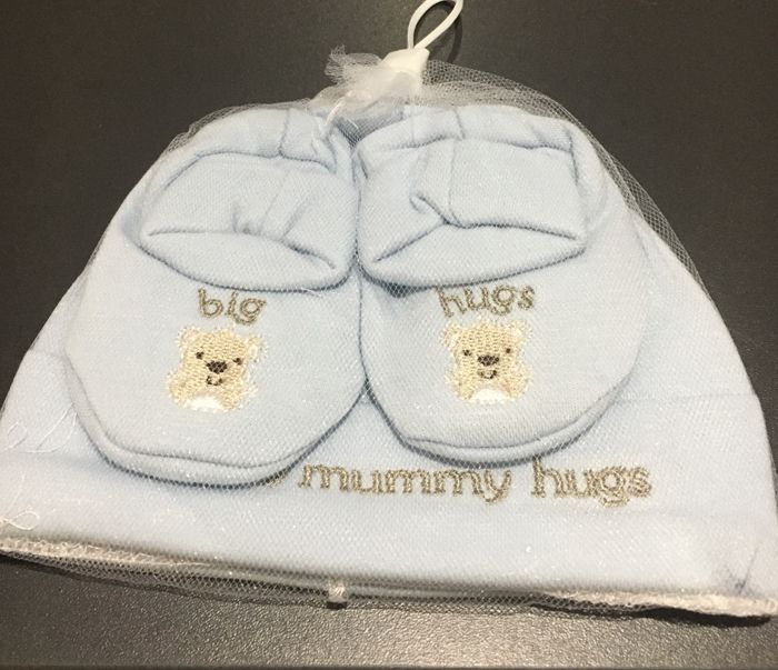 Conjunto de gorro y patucos para recién nacidos de 0 a 3 meses.