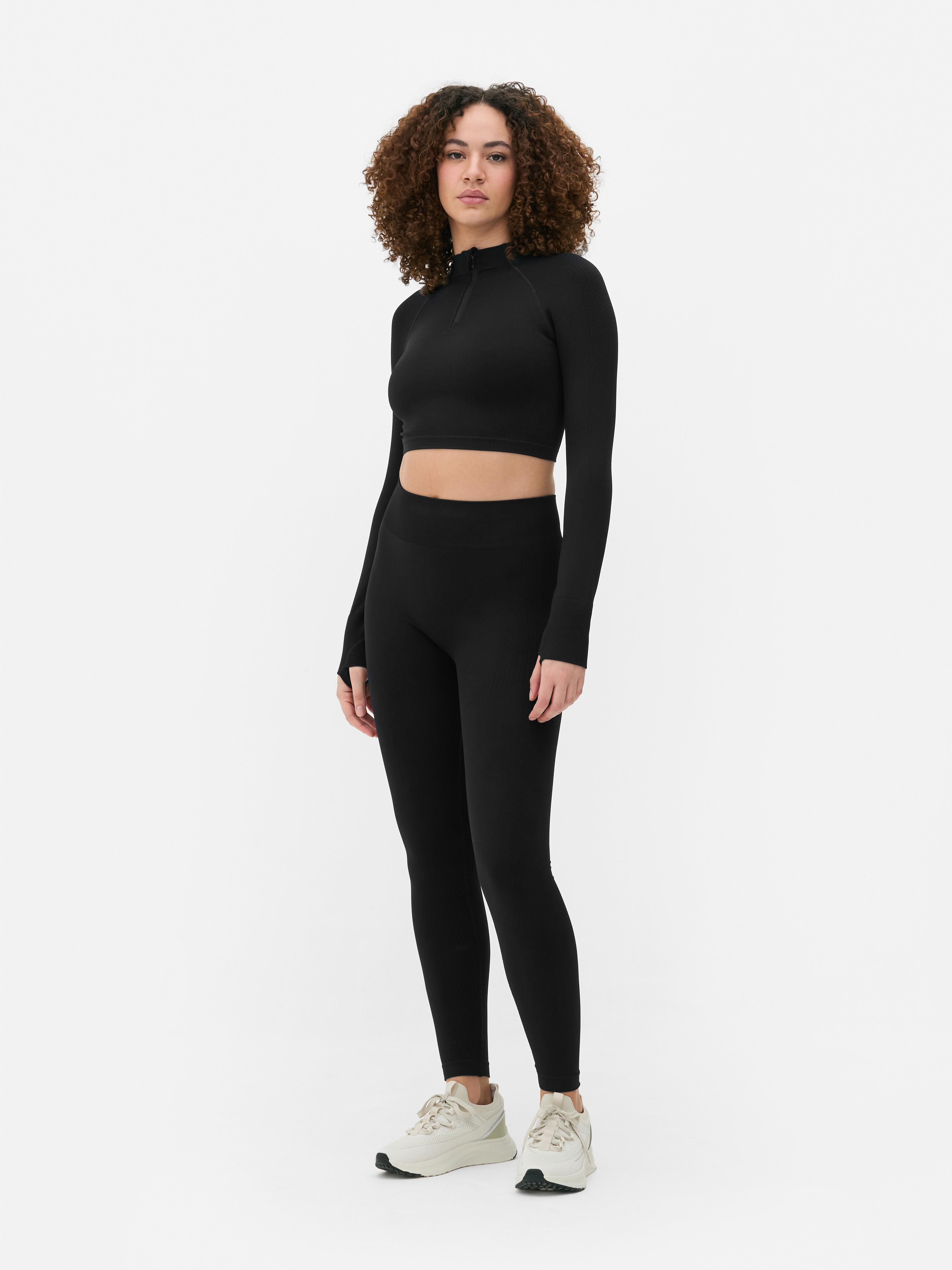 Top sport modelator cu mâneci lungi, fără cusături. Acest top sport scurt, cu fermoar pe jumătate și design fără cusături, este funcțional și elegant.