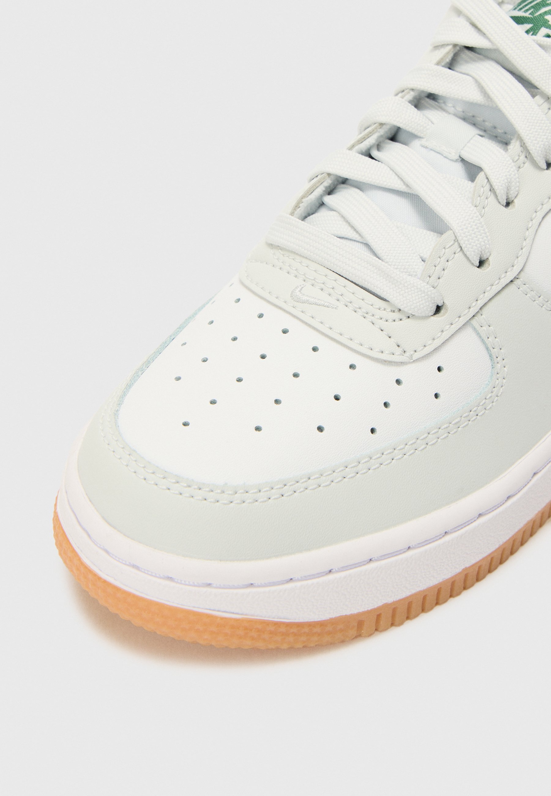 Nike Sportswear AIR FORCE 1 UNISEX - Sneakers - photon dust/white/fir/gum medium brown