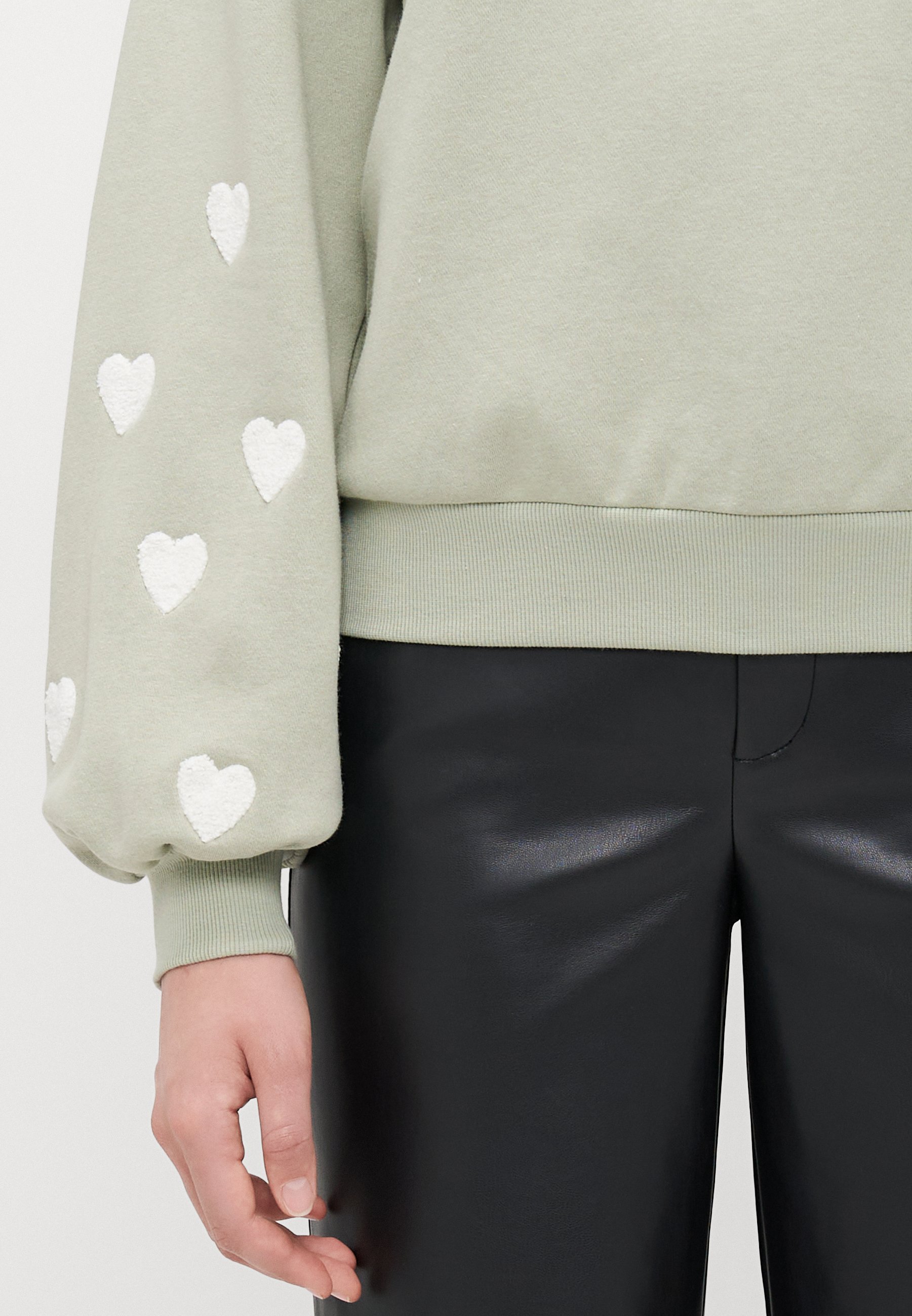 ONLY Tall ONLMACY O NECK BOX - Sweatshirt - desert sage/cloud dancer