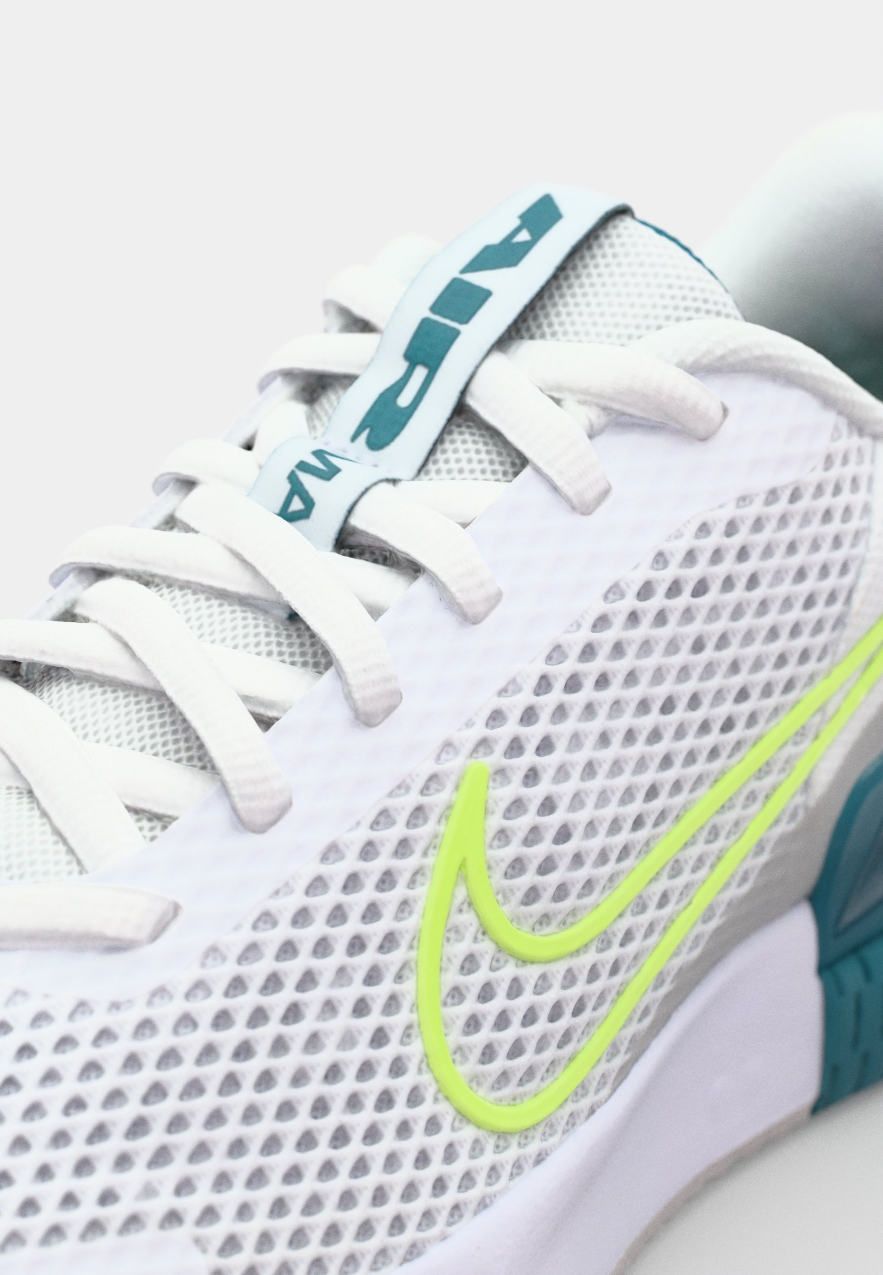 Nike Performance AIR MAX ALPHA 6 - Treenikengät - white/light lime/bright spruce/grey fog