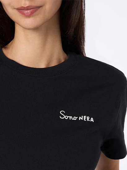 Emilie dames T-shirt met ronde hals, gemaakt van zwarte katoenen jersey, met borduurwerk.