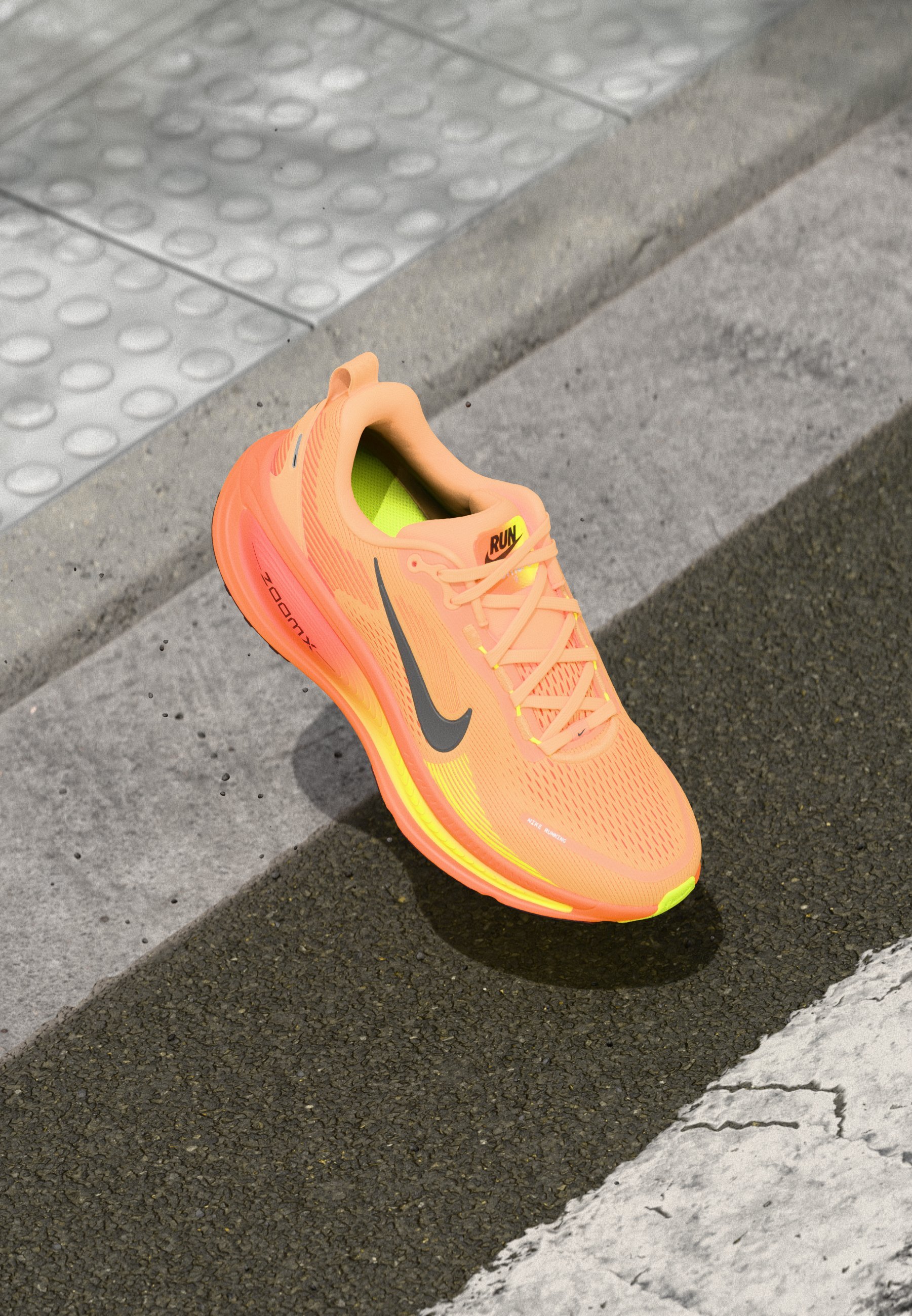 Nike Performance VOMERO 18 - Cestni tekaški copati - oranžna kreda/črna/popolnoma oranžna/volt/hyper crimson