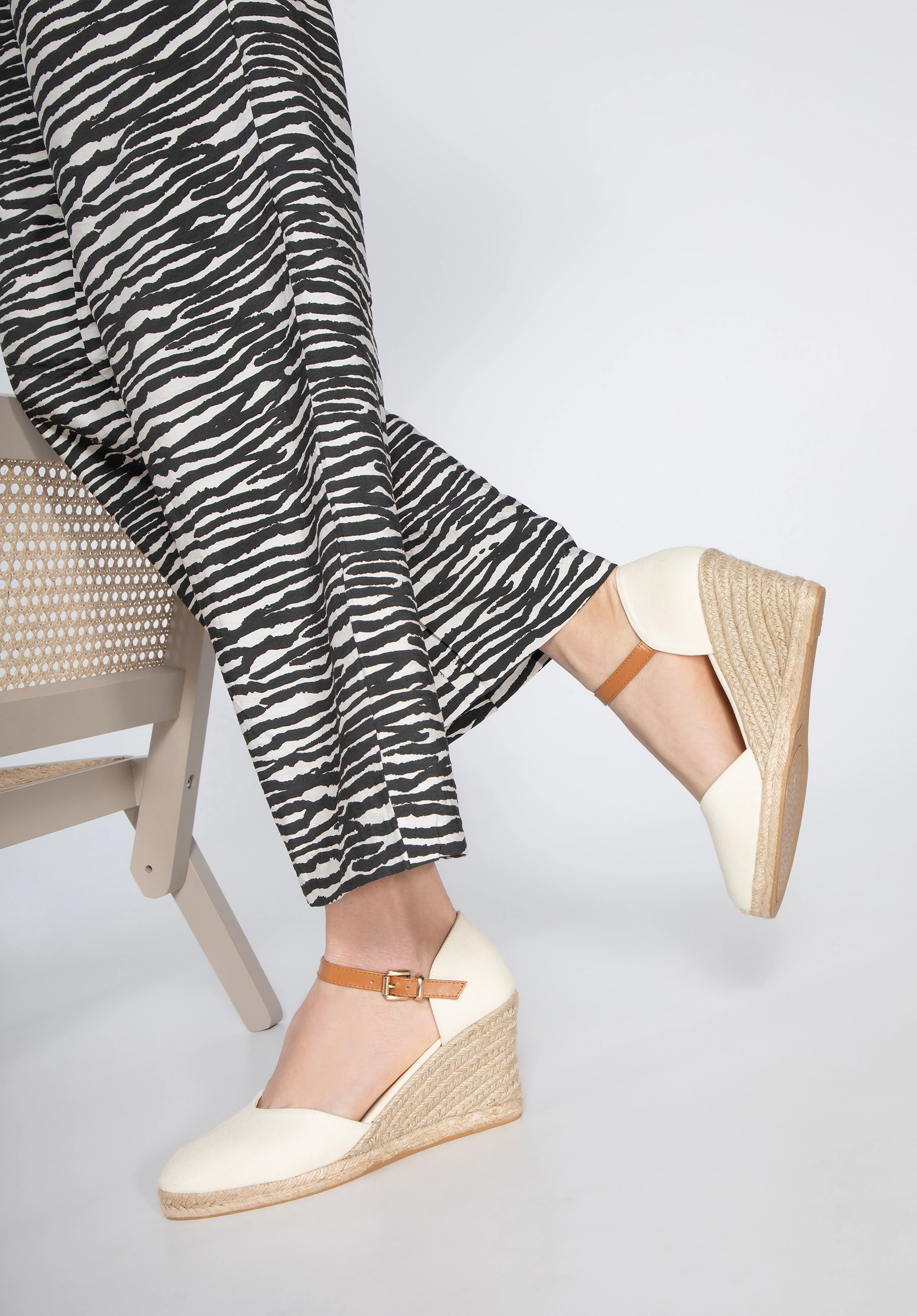 Damskie espadryle z paskiemKolor: kremowy
