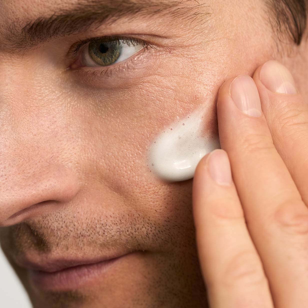 „Absolute Silk Micro Mousse“ prausimosi putos Prabangūs valikliai / tonikai