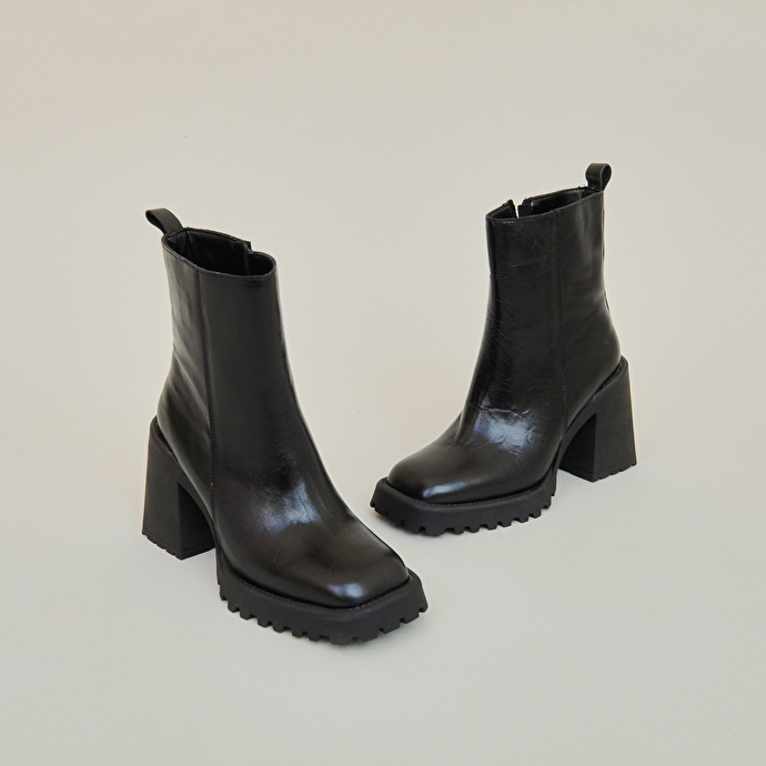 Bottines à semelles crantées et bouts carrés  en cuir noir