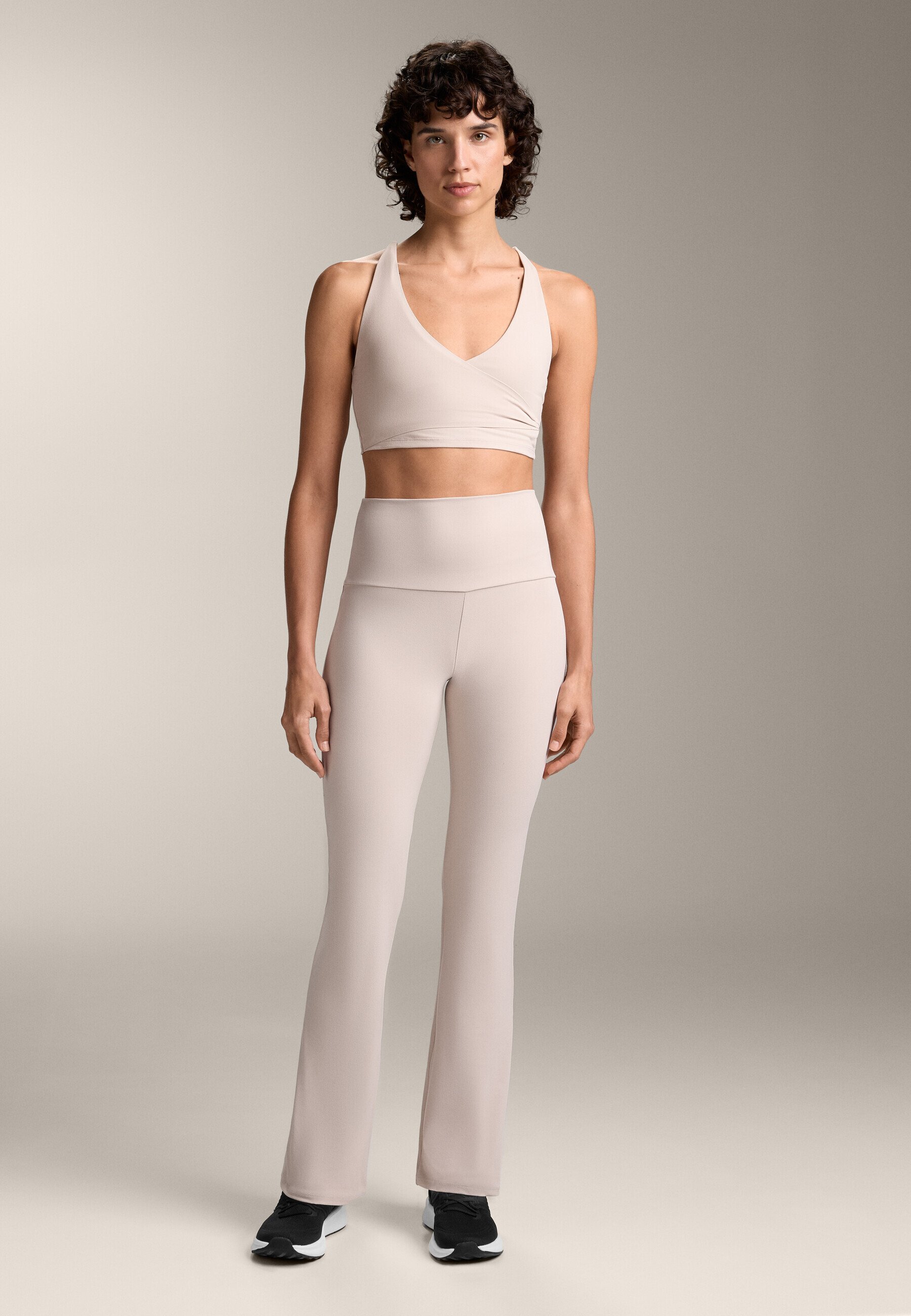 OYSHO COMFORTLUX CROSSOVER - Reggiseno sportivo leggero - sabbia