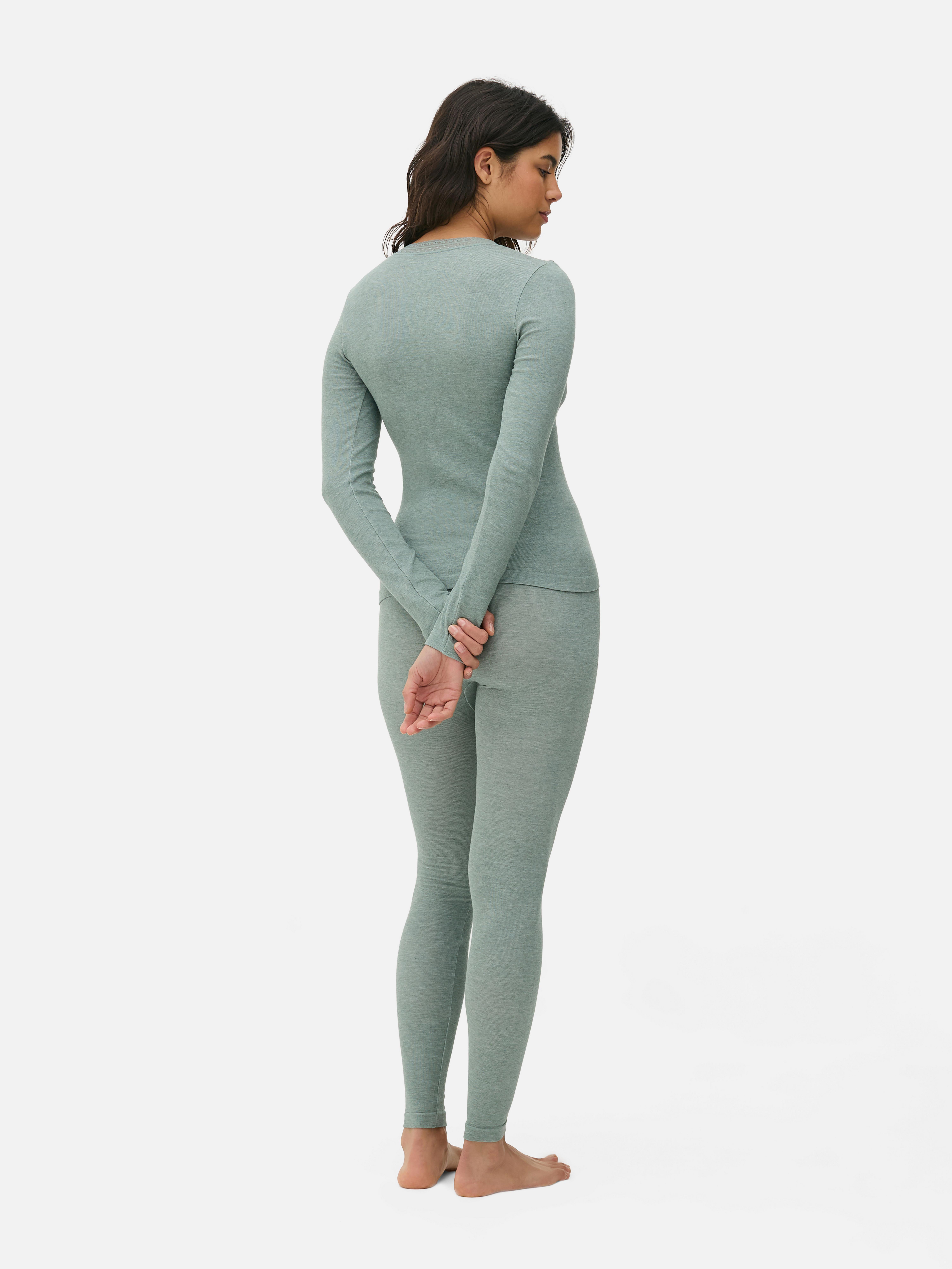 Pigiama con bordo in pizzo e maniche lunghe. Un set pigiama a due pezzi composto da maglia a maniche lunghe e leggings coordinati.