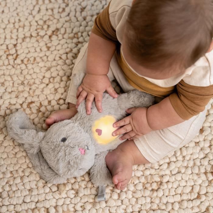 INGENUITY Baby Nachtlampje, Konijnenknuffel, Babycadeau, Sylvie Pluche Speelgoed, Reageert op Babygehuil, Muzikaal, Lichtgevend, Speenclip