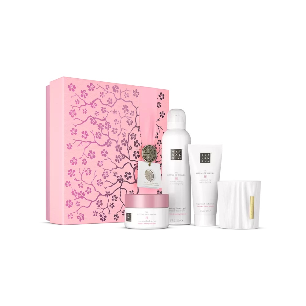 Poklon set The Ritual of Sakura M pjenasti gel za tuširanje 200 ml, krema za tijelo 100 ml, piling za tijelo 125 g, svijeća 140 g