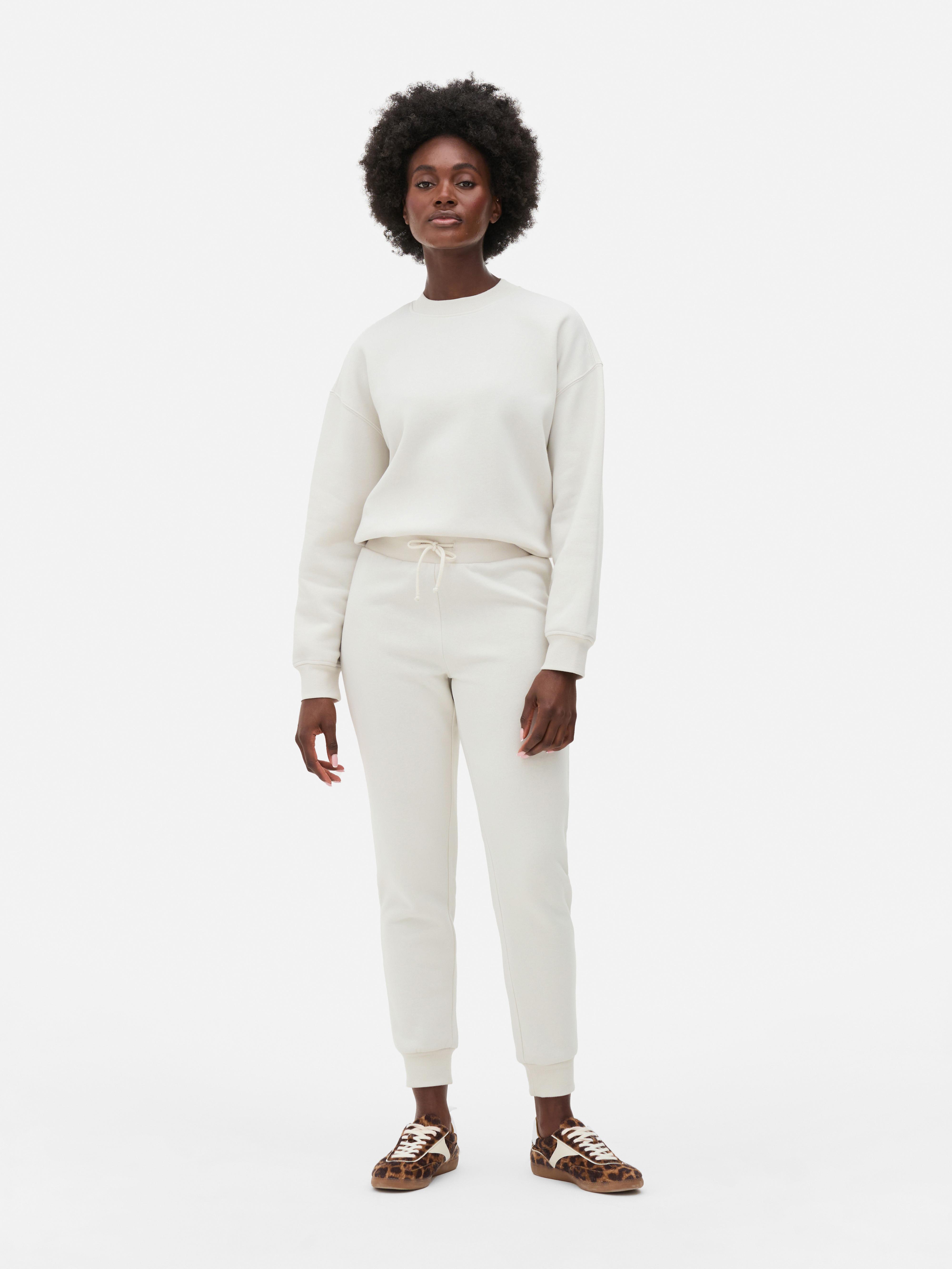 Pantaloni de trening skinny Acești pantaloni de trening slim fit cu manșete la gleznă creează un aspect elegant pentru momente elegante și zile active.