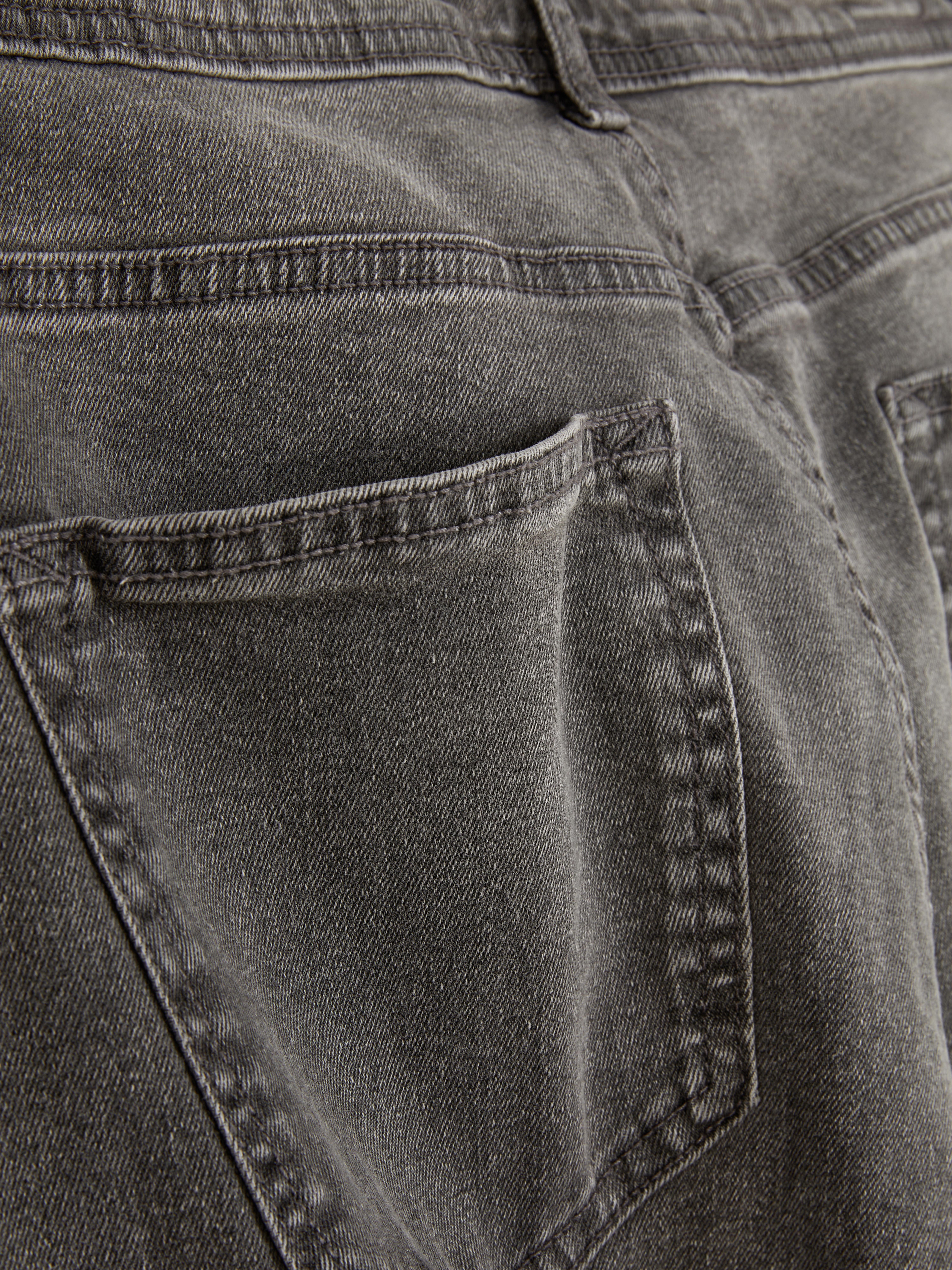 Gerade geschnittene Stretch-Jeans mit verdecktem Reißverschluss und fünf Taschen.