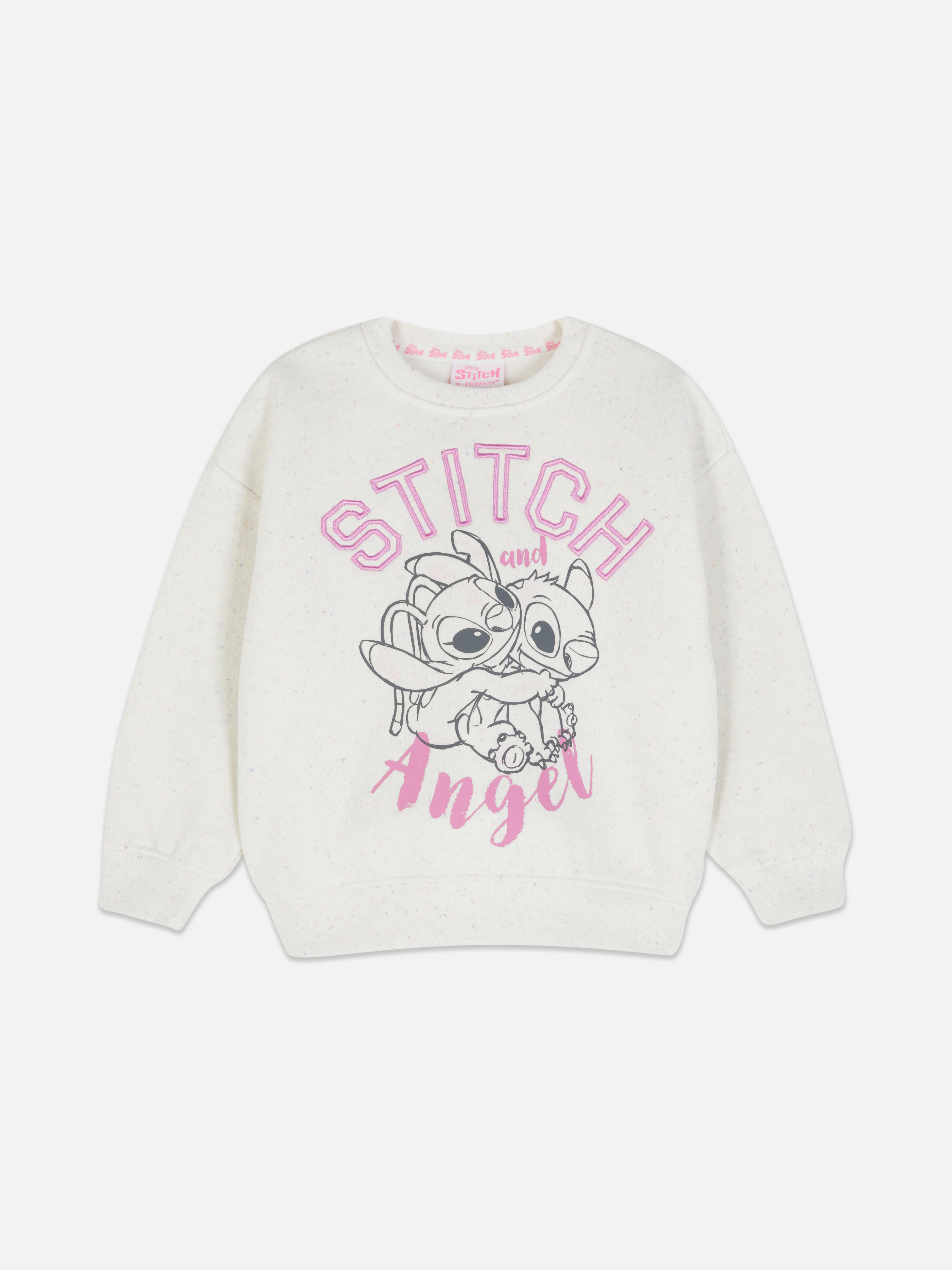 Hanorac asortat cu imprimeul Disney Stitch. Un hanorac cu guler rotund, umeri căzuți, manșete cu nervuri și imprimeu Stitch.