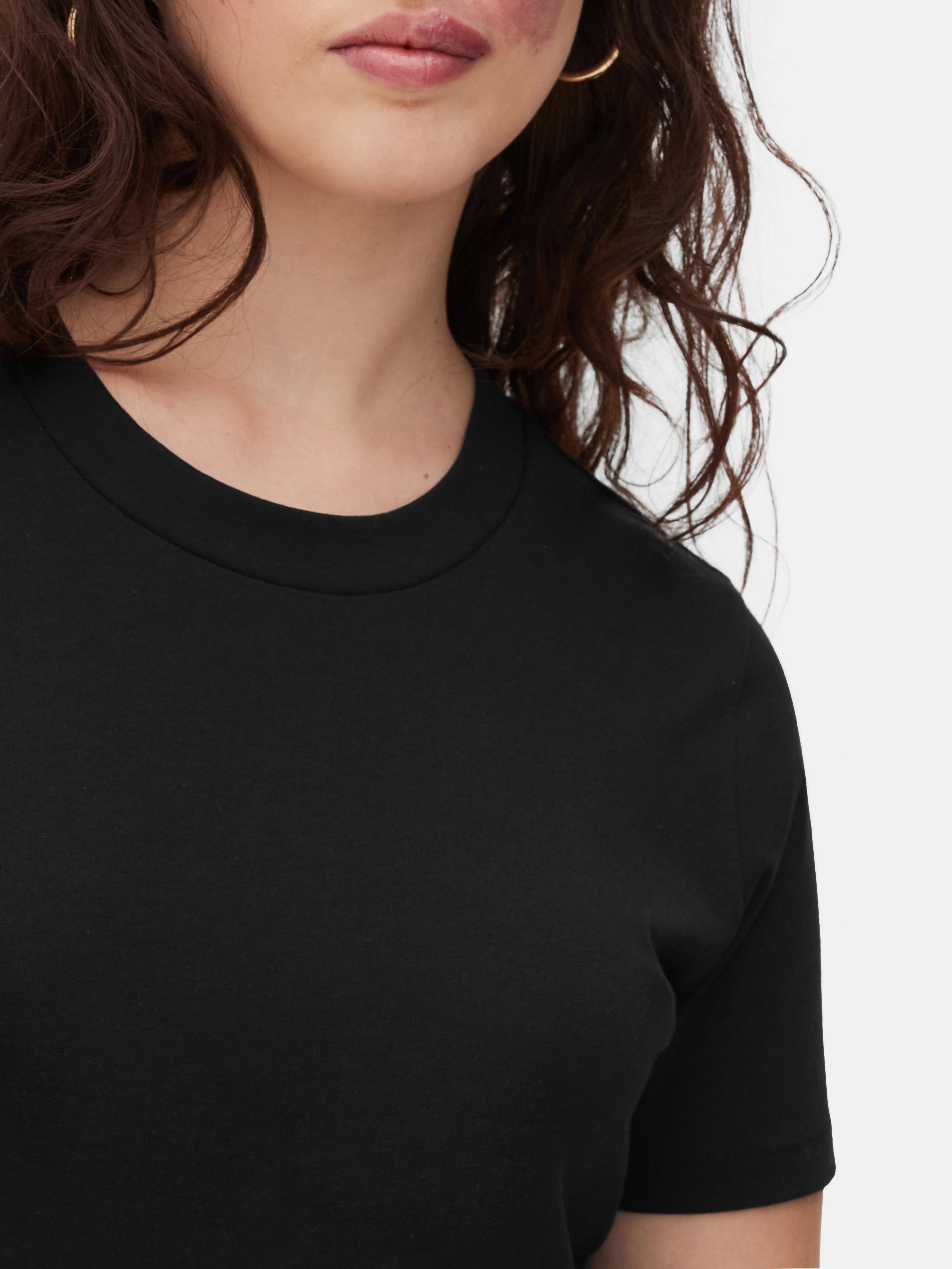Tricou cu guler rotund și croială regulată. Acest tricou cu mânecă scurtă este punctul de plecare perfect pentru ținuta ta.