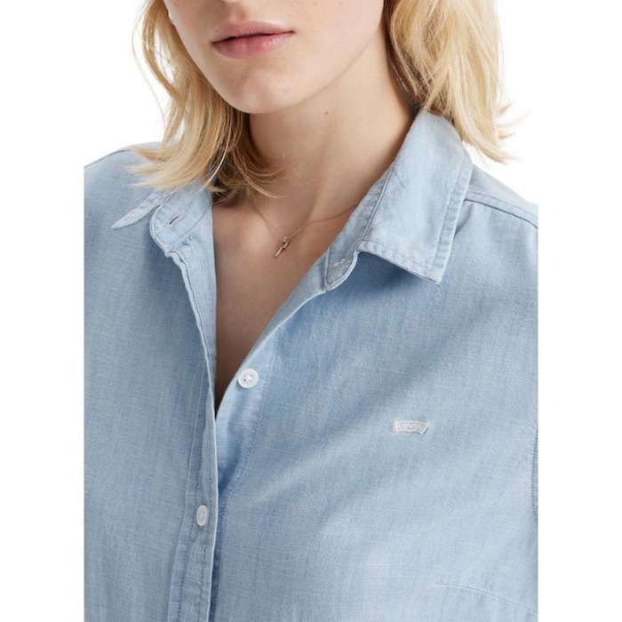 Blusa lisa de mezclilla de algodón azul cielo con corte recto y logo bordado.