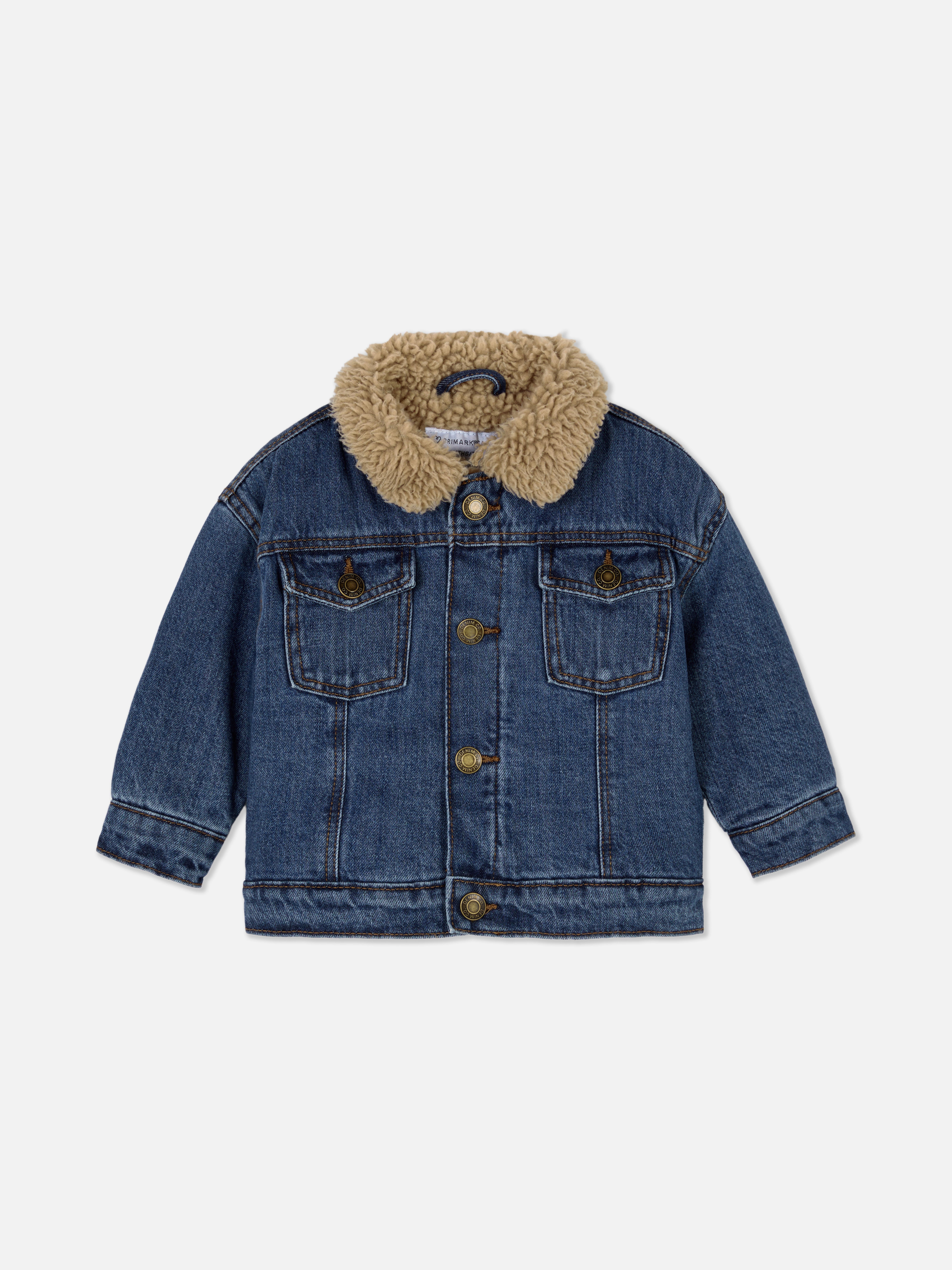 Jachetă din denim cu guler tip borg O jachetă din denim cu guler tip borg, închidere cu nasturi în față și buzunare