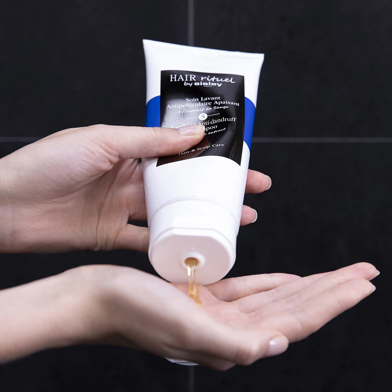Upokojujúci šampón proti lupinám Hair Rituel od Sisley