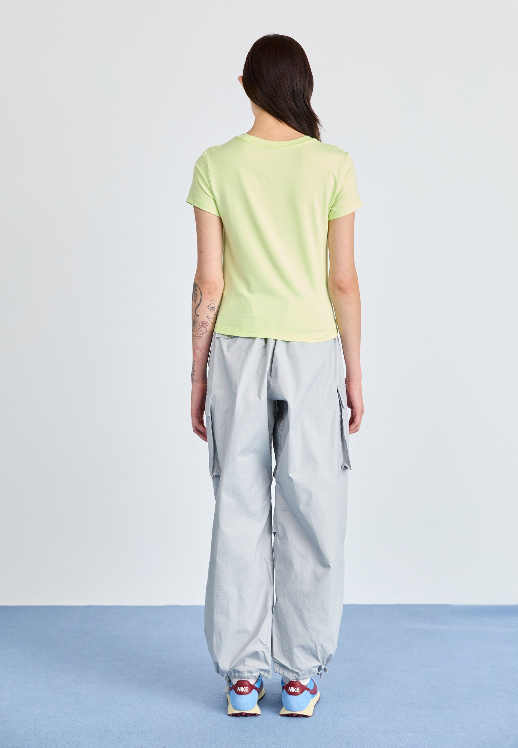 Nike Sportswear SPORTSWEAR - Pantaloni cargo - grigio fumo chiaro/nero