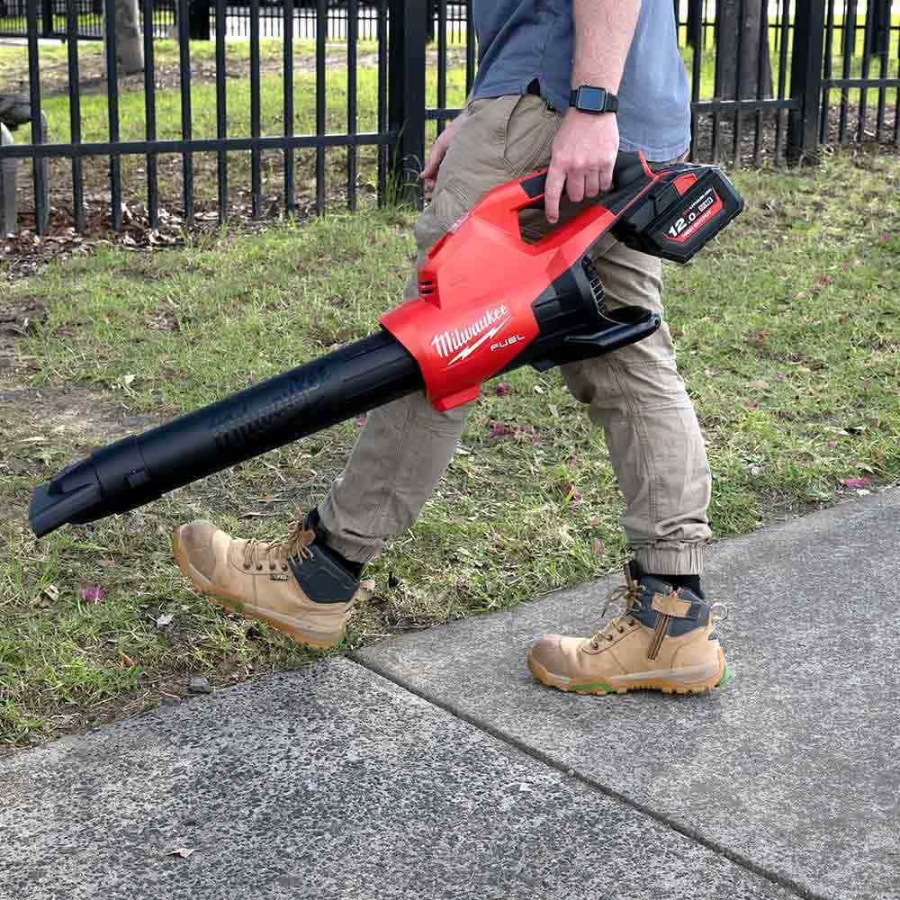 MILWAUKEE 18V FUEL™ Akku-Laubbläser mit zwei M18F2BL0 Akkus