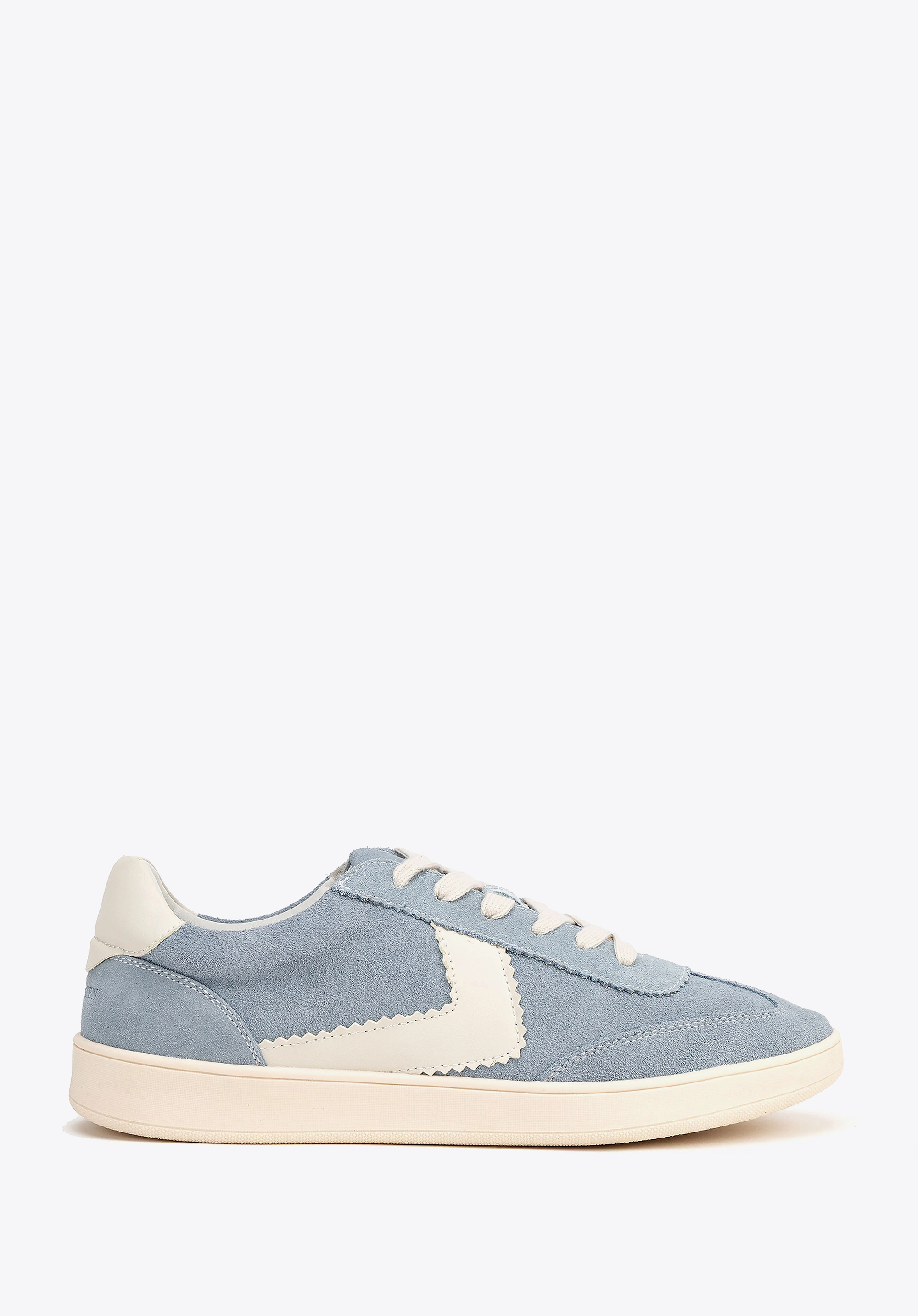 Zamszowe sneakersy z kontrastowymi wstawkami z ekoskóry niebiesko - białe