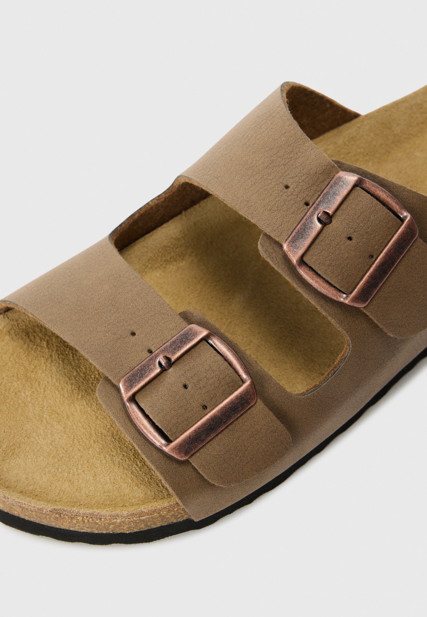 „Pier One“ UNISEX – Šlepetės su gobtuvu – šviesiai rudos